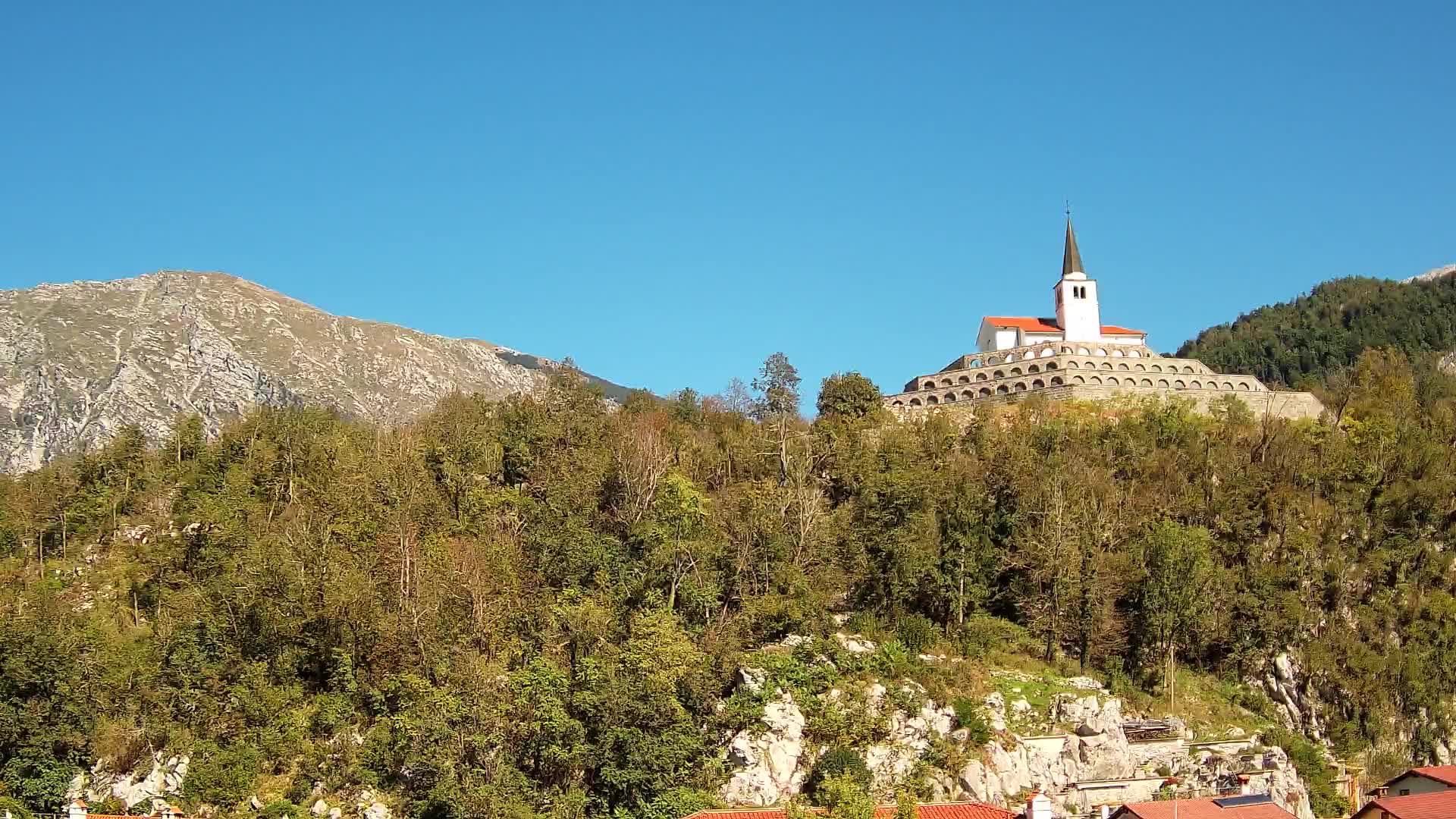 Kobarid Spletna kmera – Pogled na kostnico iz 1. svetovne vojne