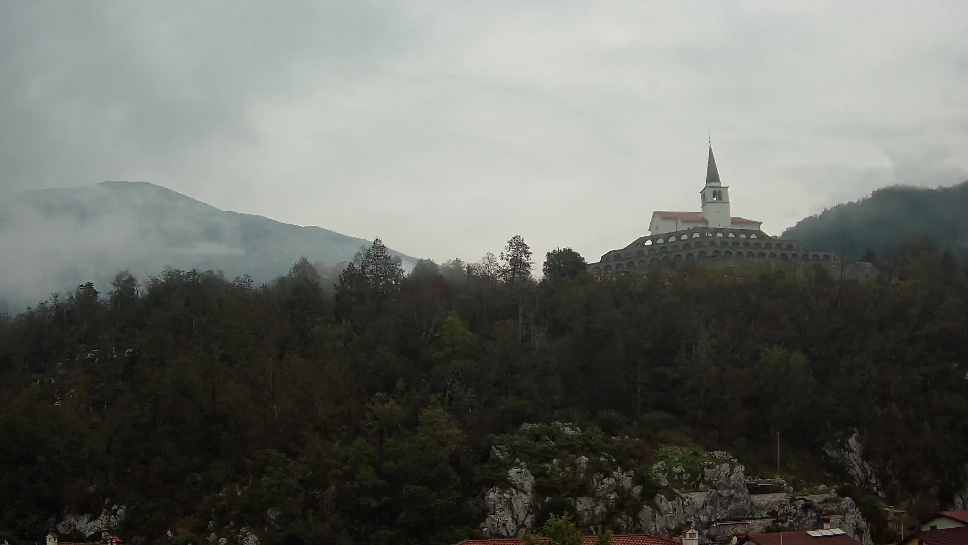 Kobarid Spletna kmera – Pogled na kostnico iz 1. svetovne vojne