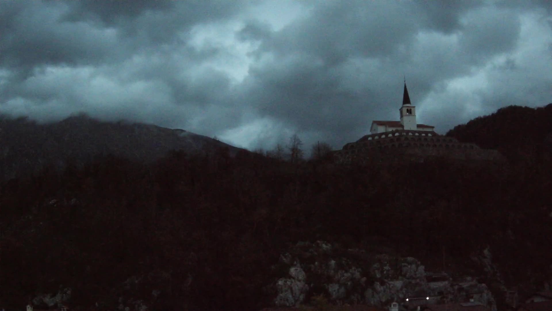 Web kamera Kobarida – Pogled na kosturnicu iz 1. svjetskog rata