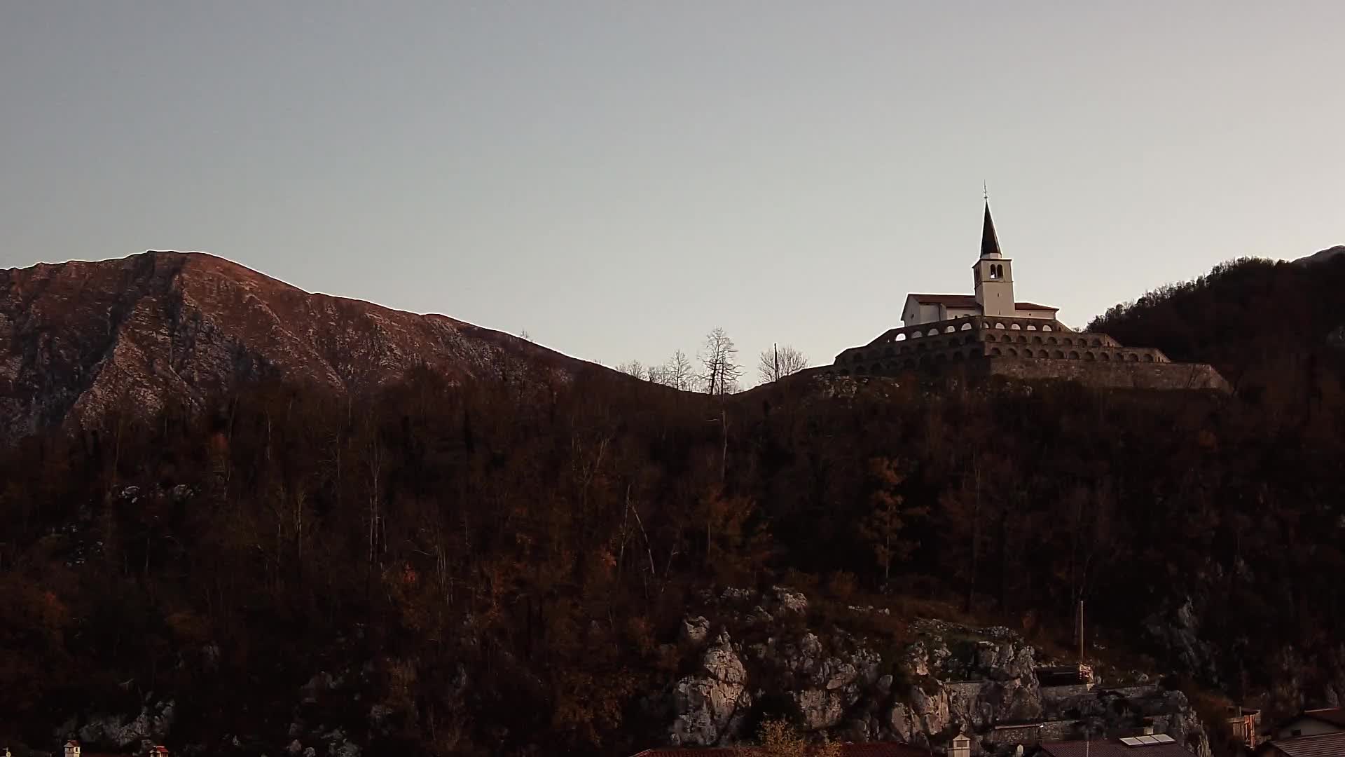 Kobarid Spletna kmera – Pogled na kostnico iz 1. svetovne vojne