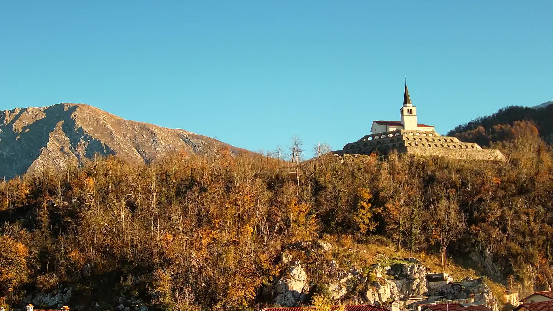 Web camera Kobarid – Vista a Charnel House de la 1ª guerra mundial