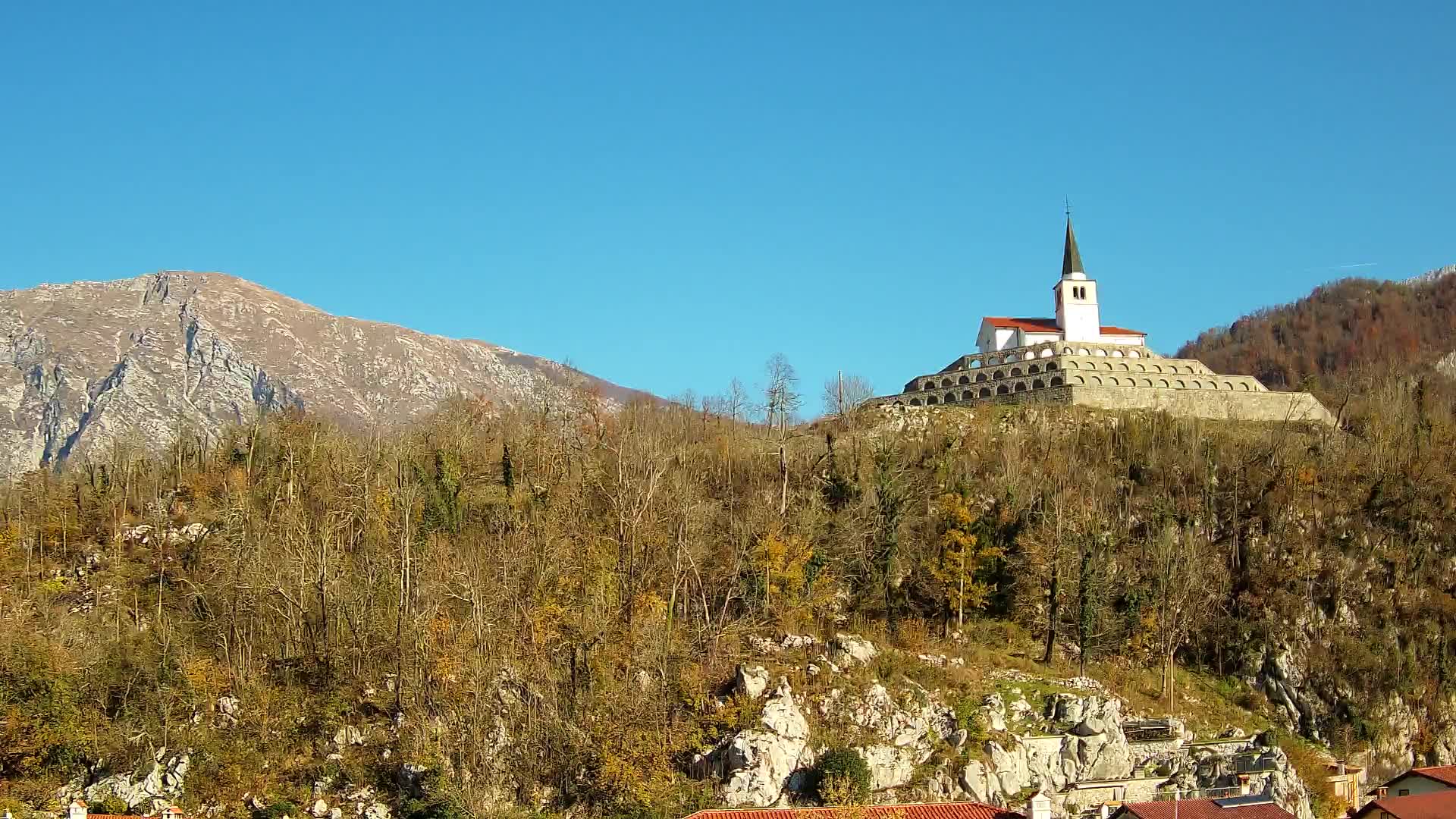 Web camera Kobarid – Vista a Charnel House de la 1ª guerra mundial