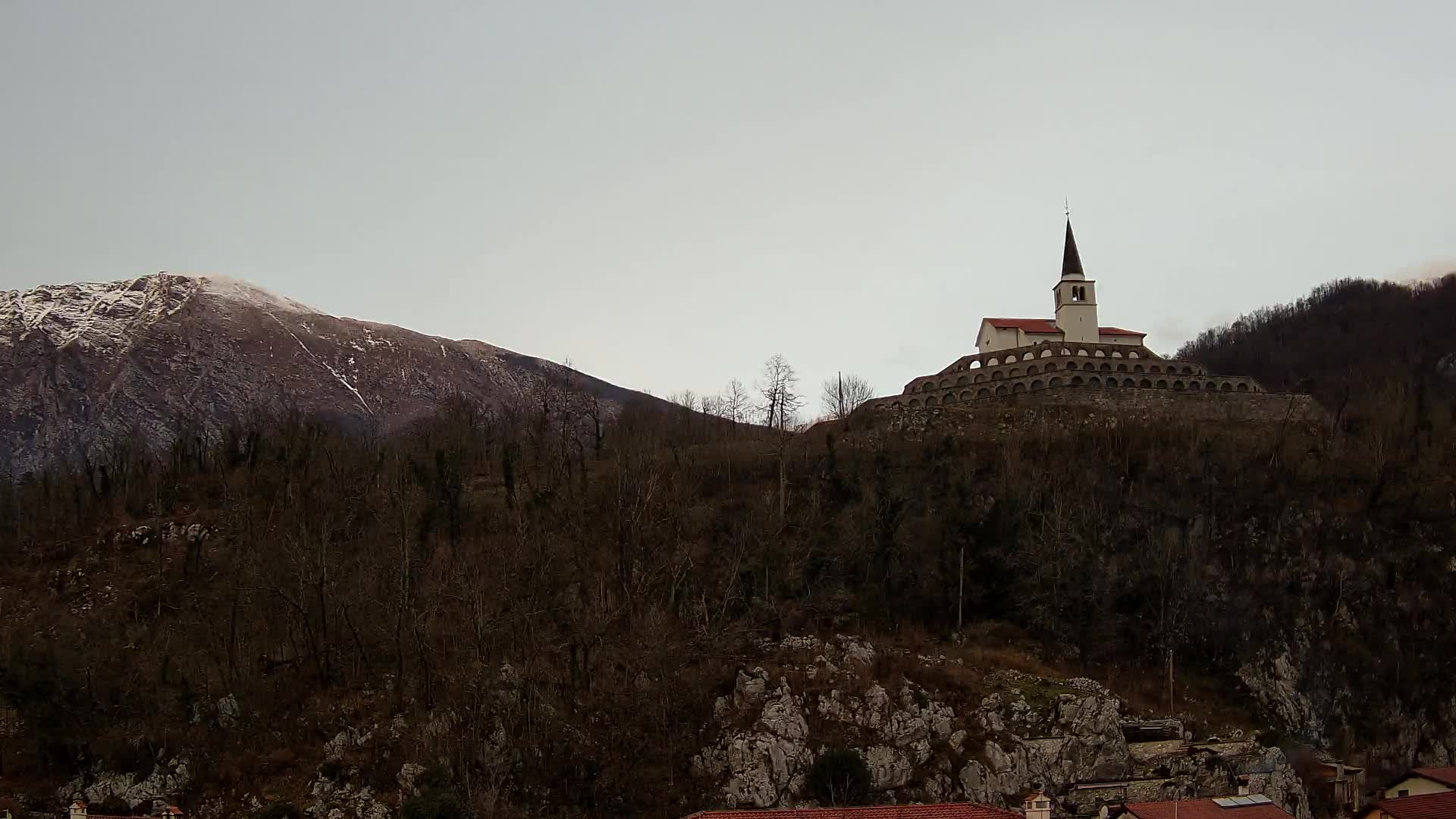 Web kamera Kobarida – Pogled na kosturnicu iz 1. svjetskog rata