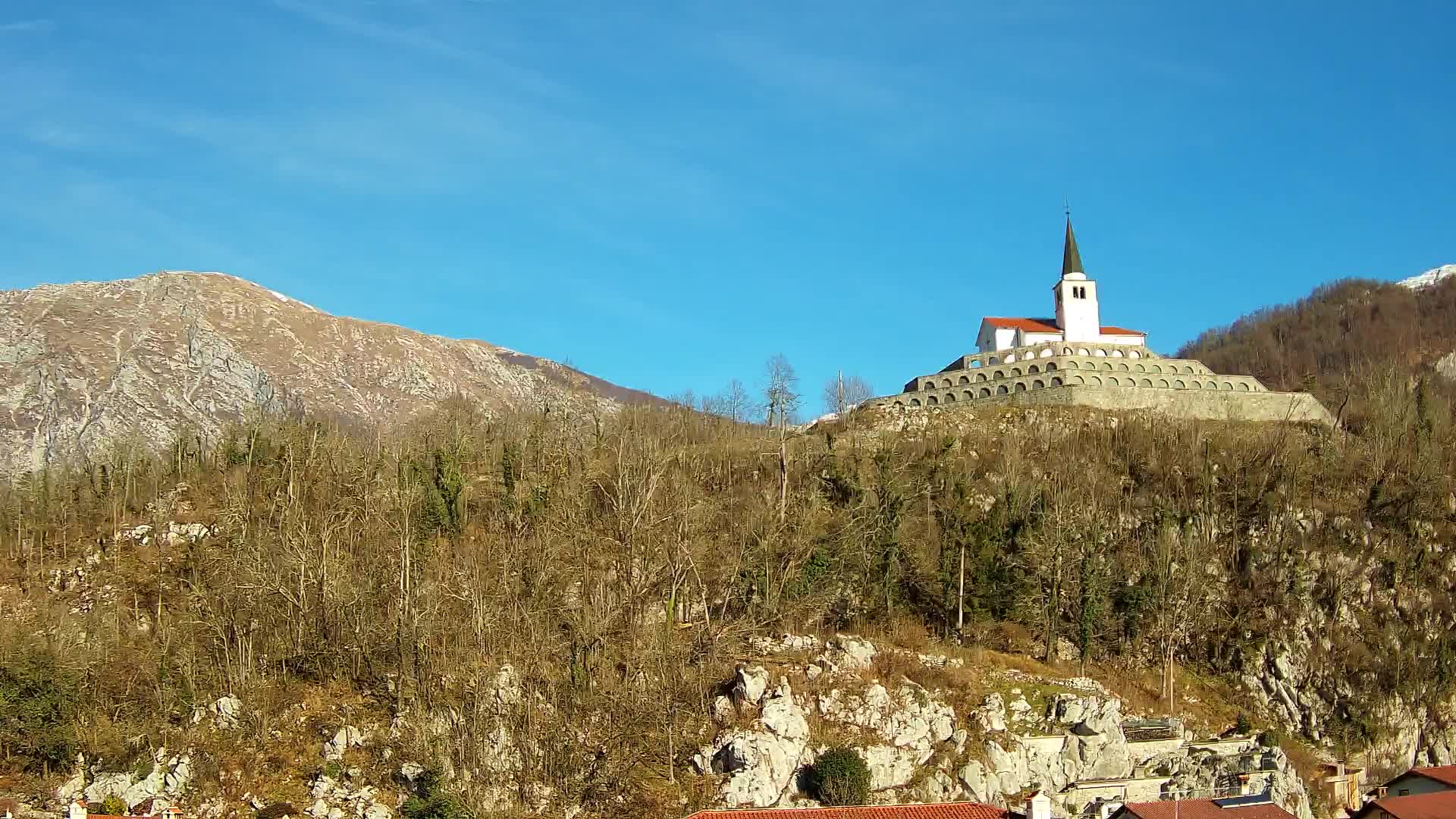 Web kamera Kobarida – Pogled na kosturnicu iz 1. svjetskog rata