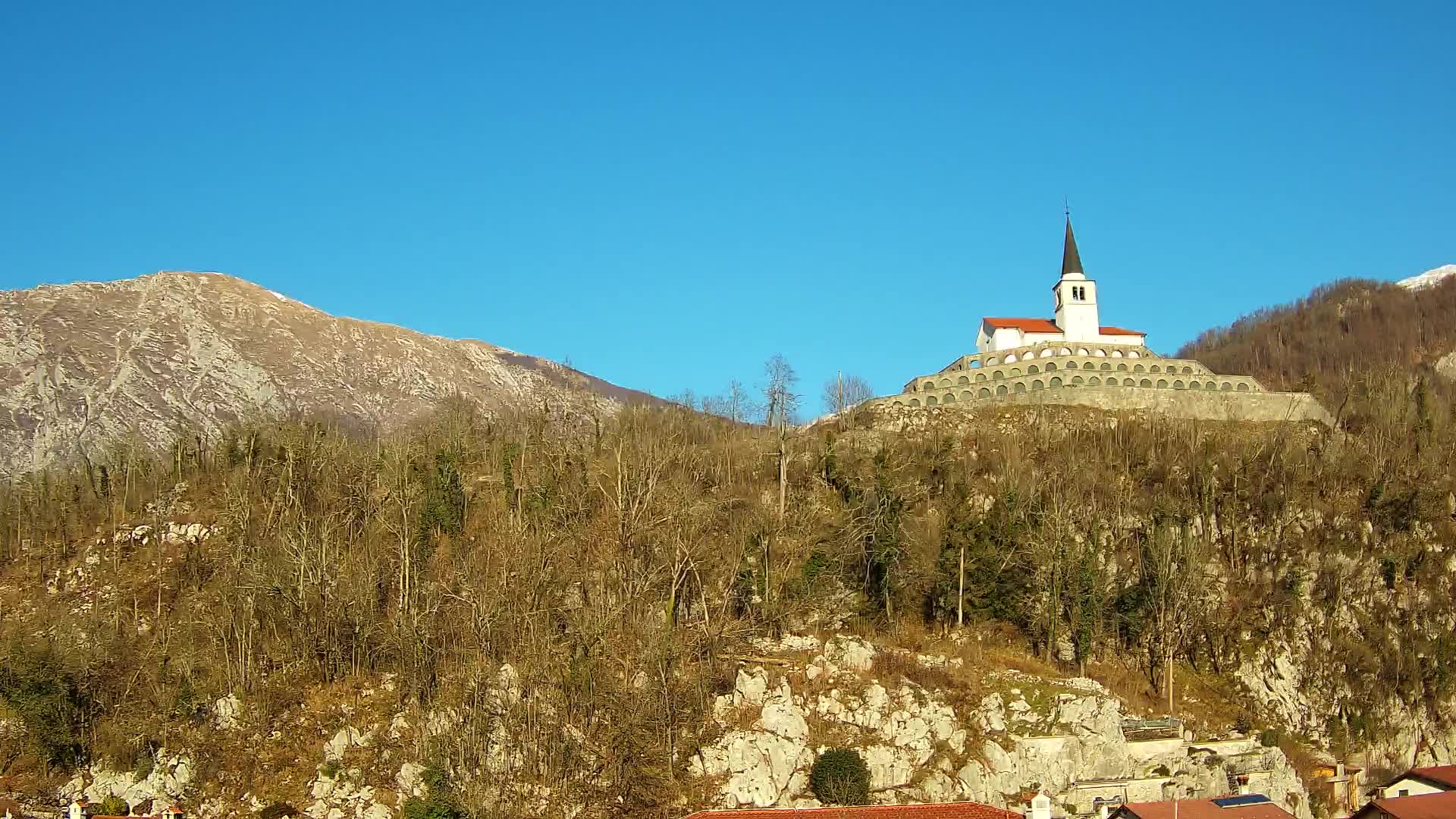 Web kamera Kobarida – Pogled na kosturnicu iz 1. svjetskog rata