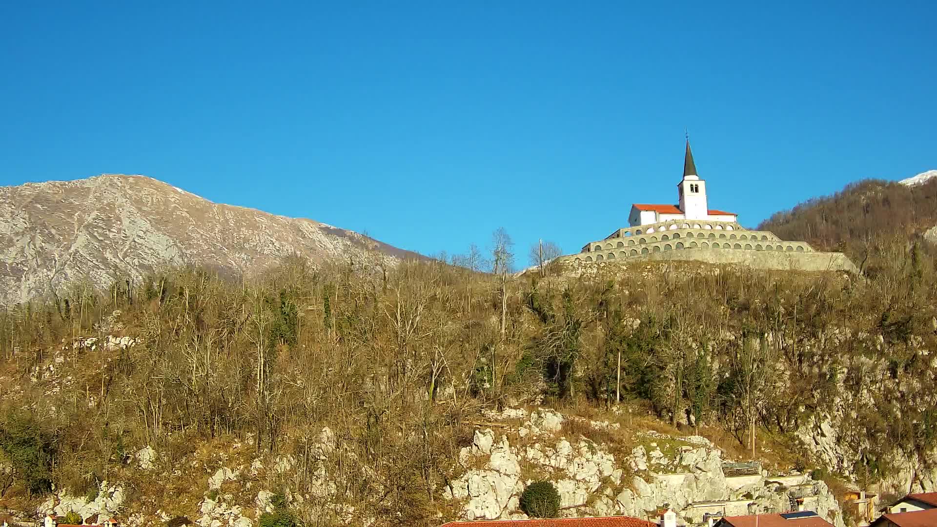 Kobarid Spletna kmera – Pogled na kostnico iz 1. svetovne vojne