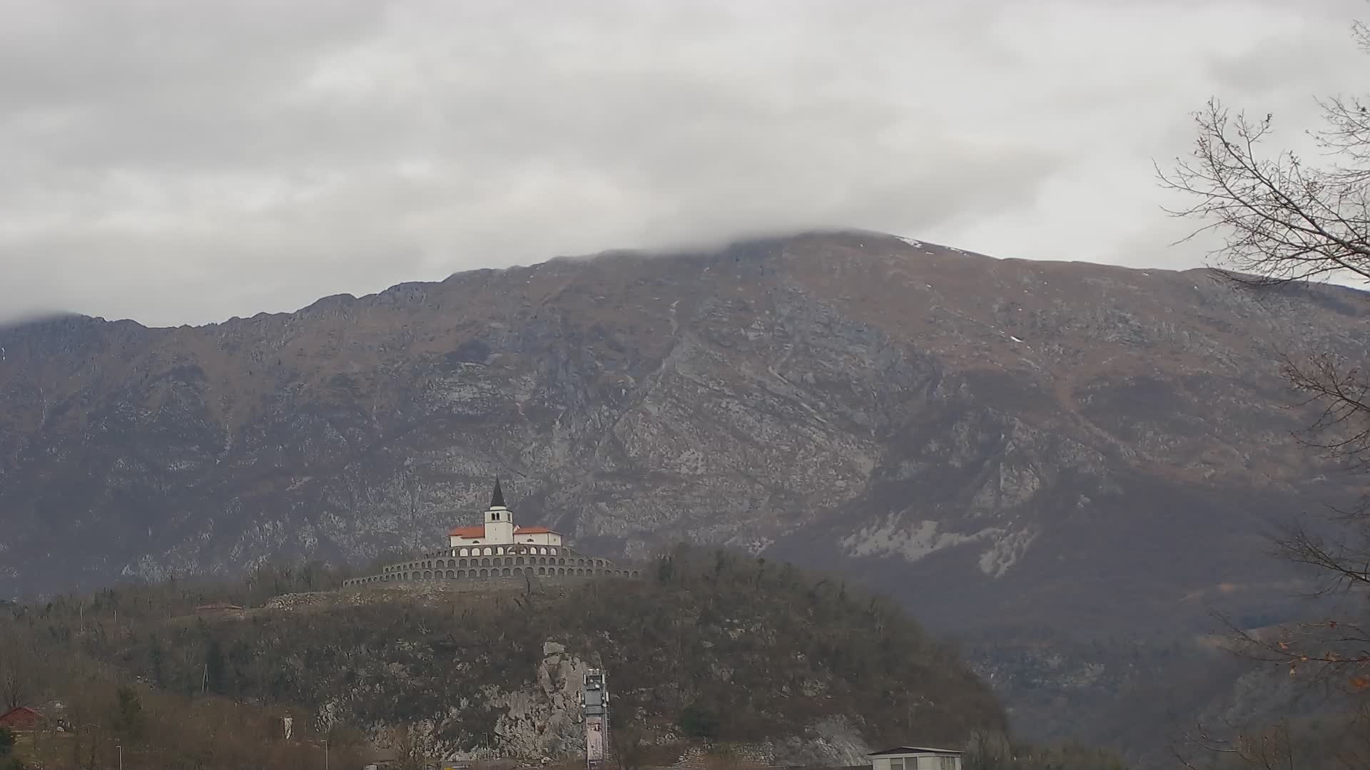 Web camera Kobarid – Vista a Charnel House de la 1ª guerra mundial