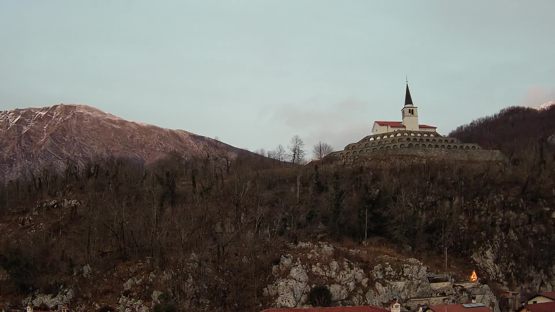 Kobarid Spletna kmera – Pogled na kostnico iz 1. svetovne vojne