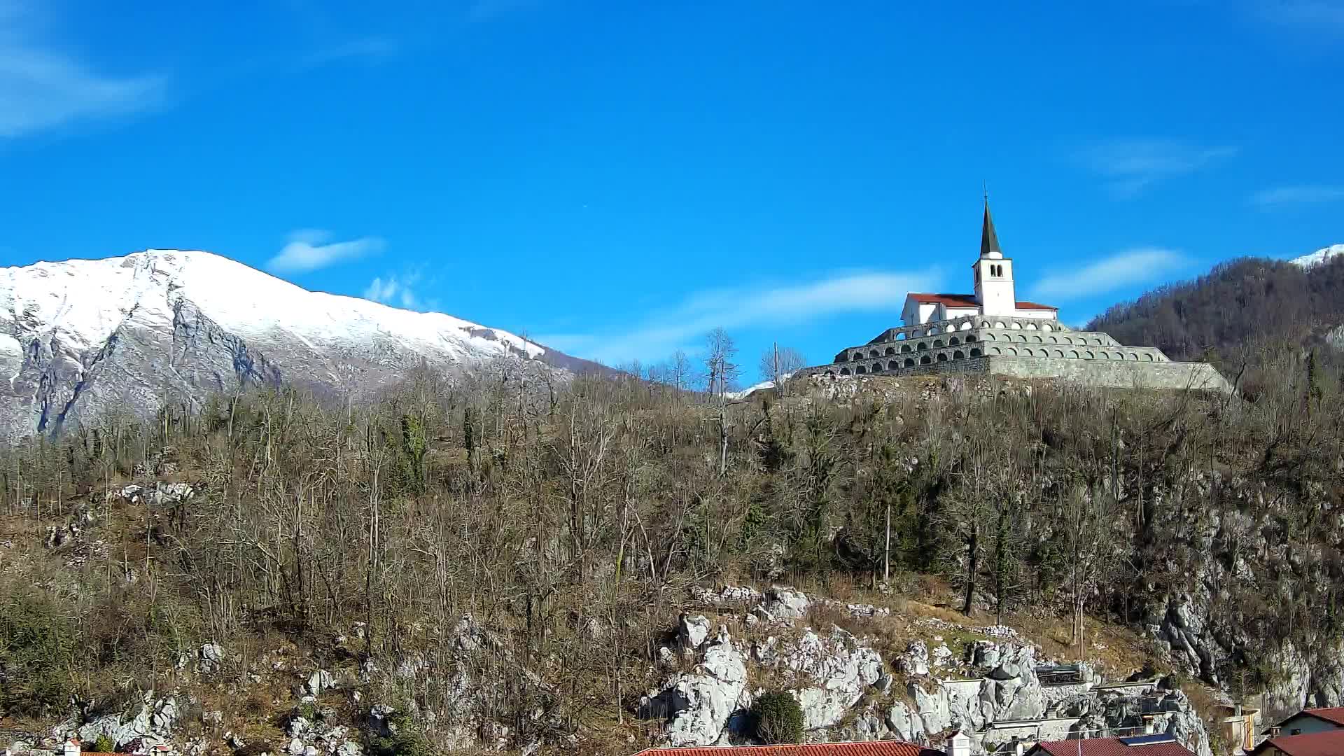 Kobarid Spletna kmera – Pogled na kostnico iz 1. svetovne vojne