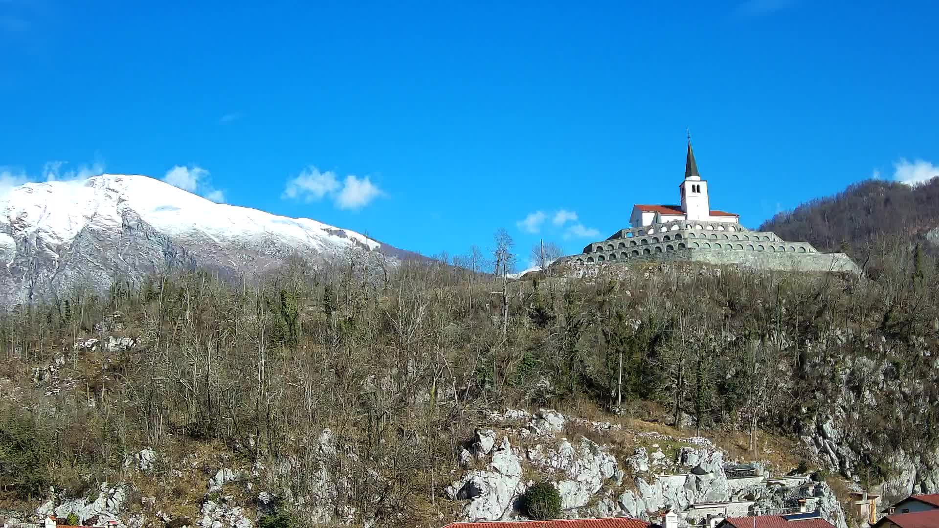 Kobarid Spletna kmera – Pogled na kostnico iz 1. svetovne vojne