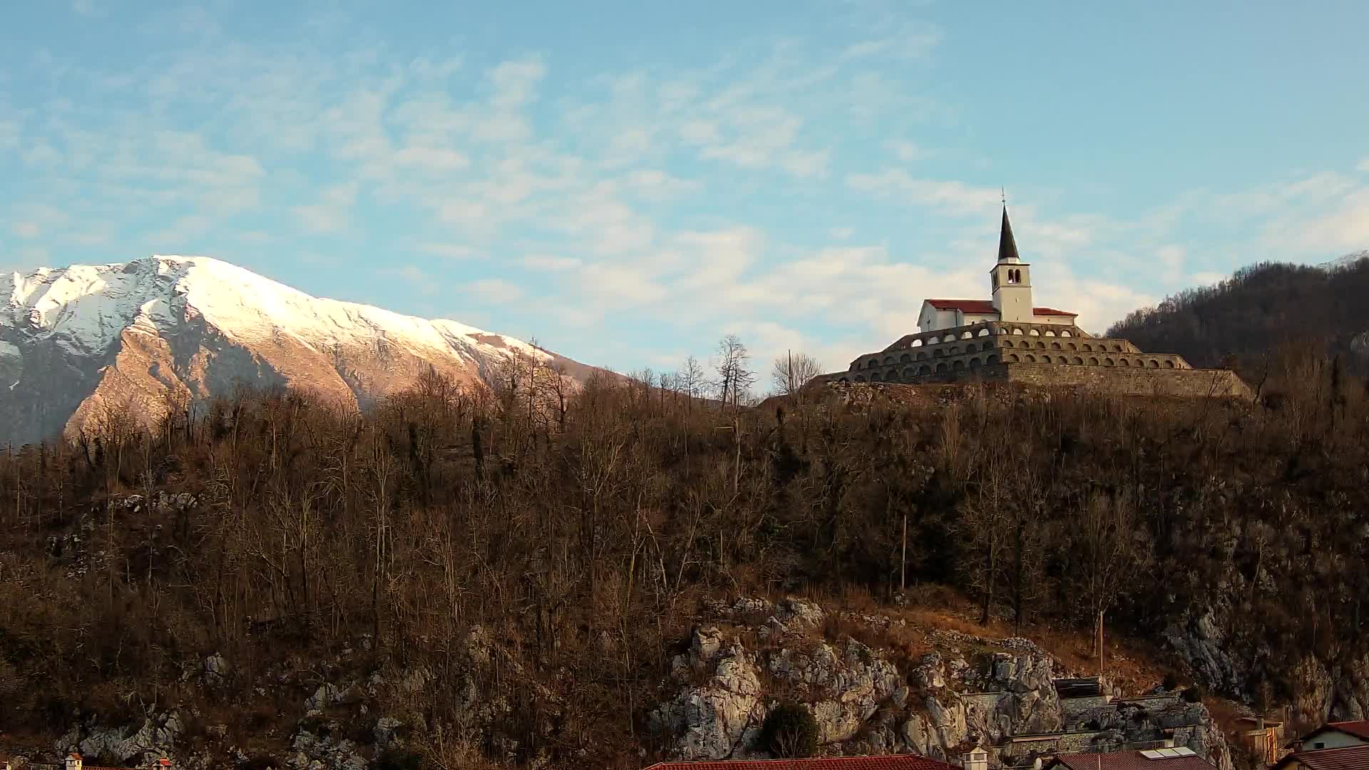 Web kamera Kobarida – Pogled na kosturnicu iz 1. svjetskog rata