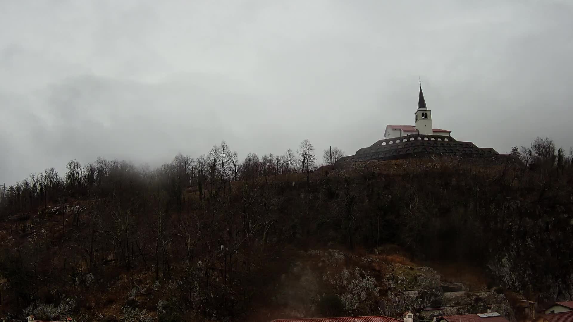 Kobarid Spletna kmera – Pogled na kostnico iz 1. svetovne vojne