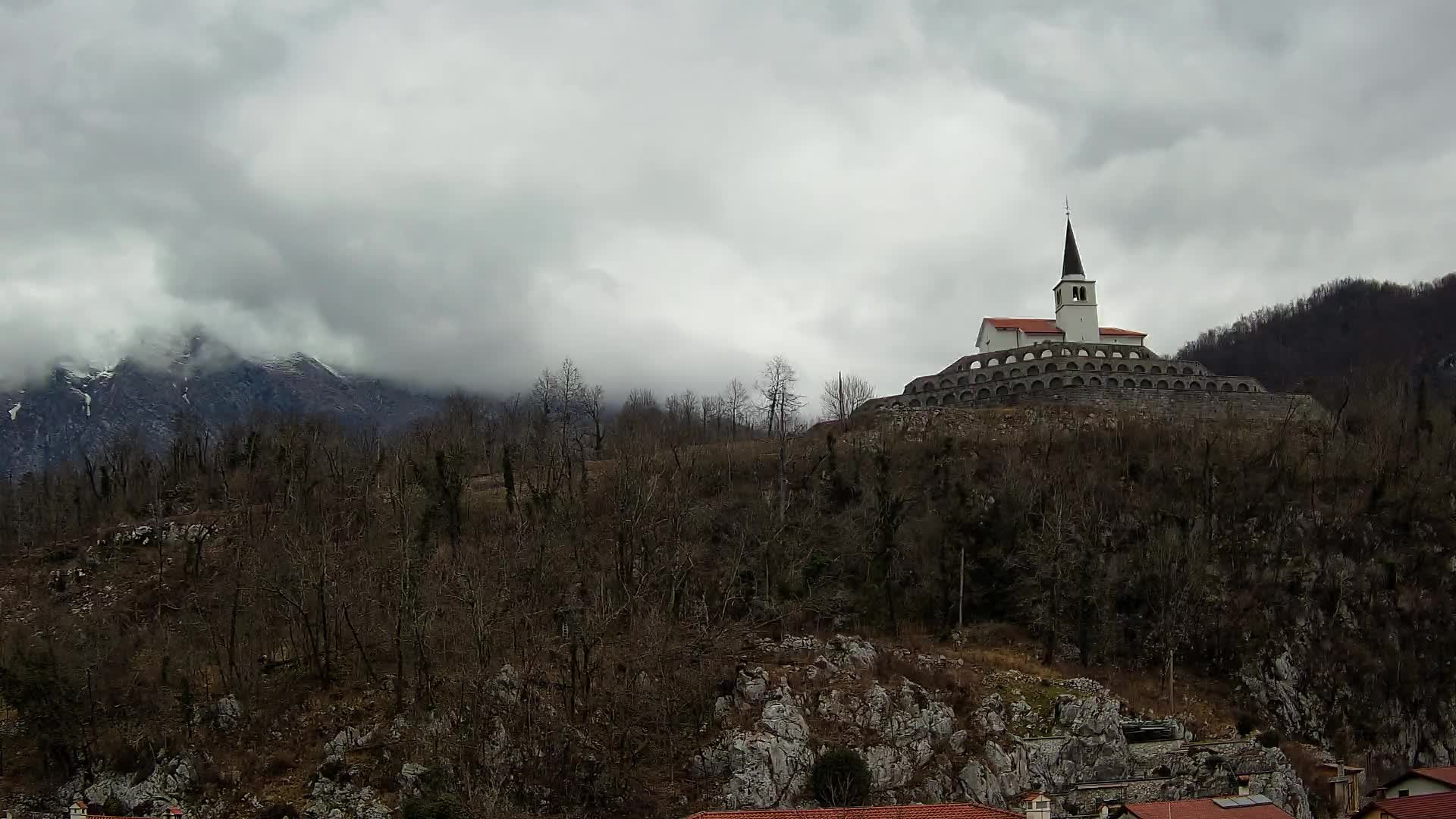 Web kamera Kobarida – Pogled na kosturnicu iz 1. svjetskog rata