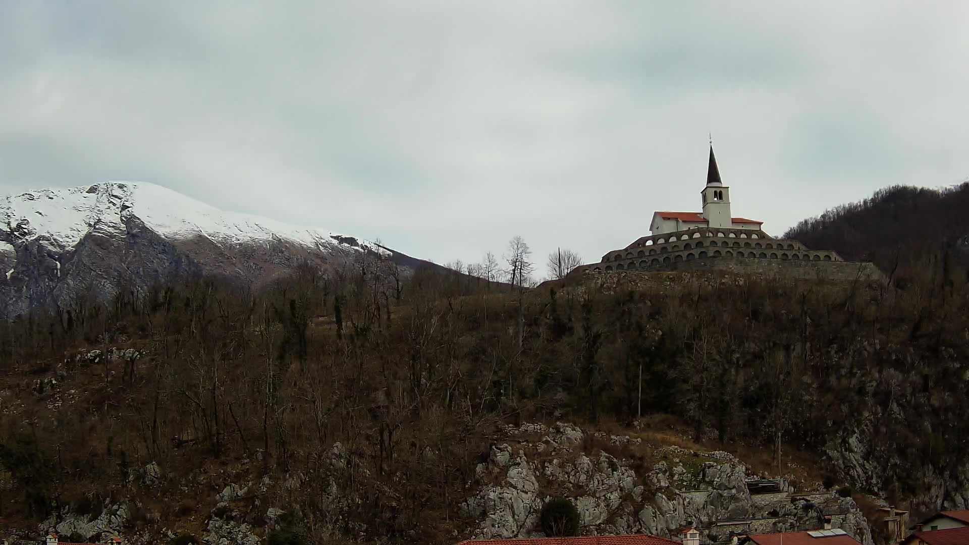 Kobarid Spletna kmera – Pogled na kostnico iz 1. svetovne vojne