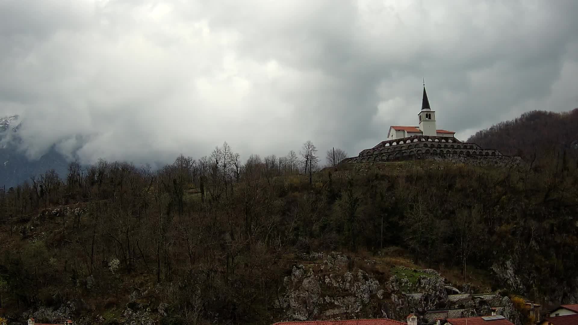 Web camera Kobarid – Vista a Charnel House de la 1ª guerra mundial