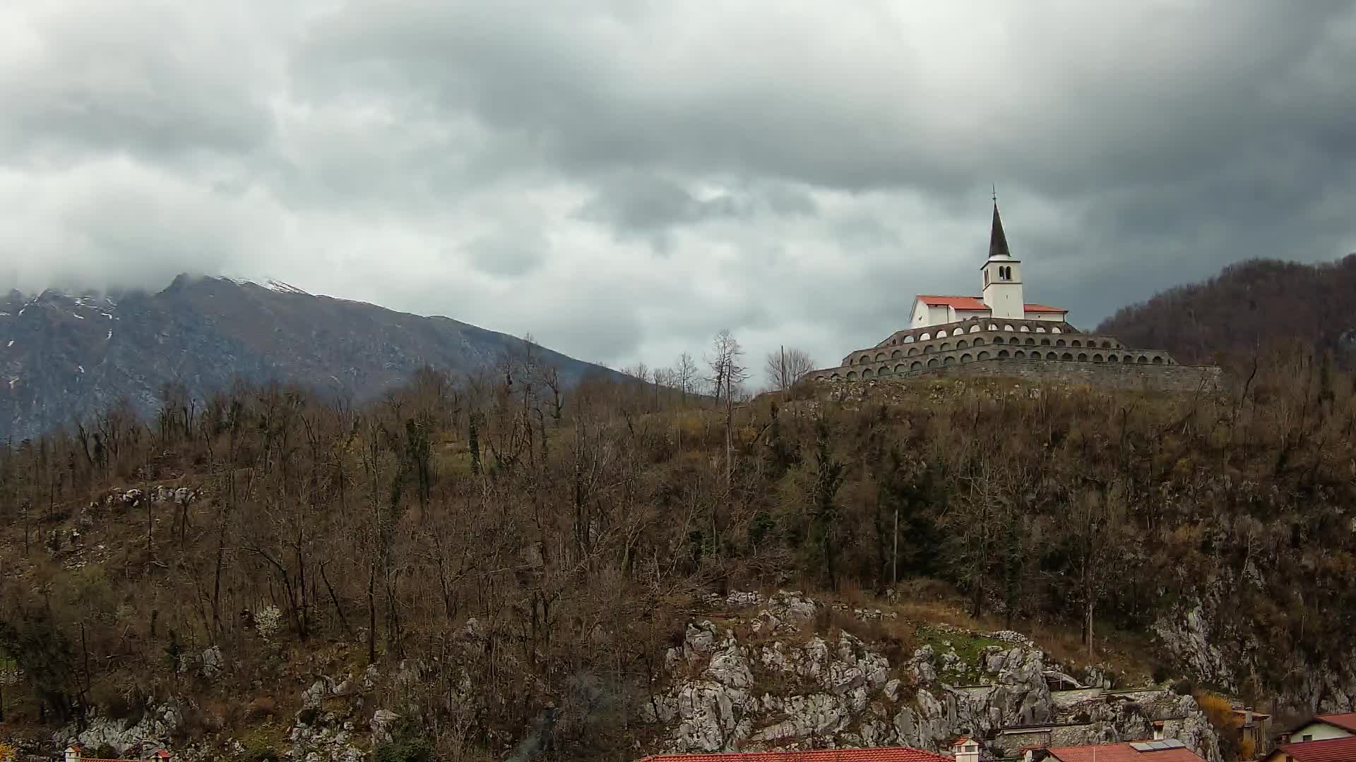 Kobarid Spletna kmera – Pogled na kostnico iz 1. svetovne vojne