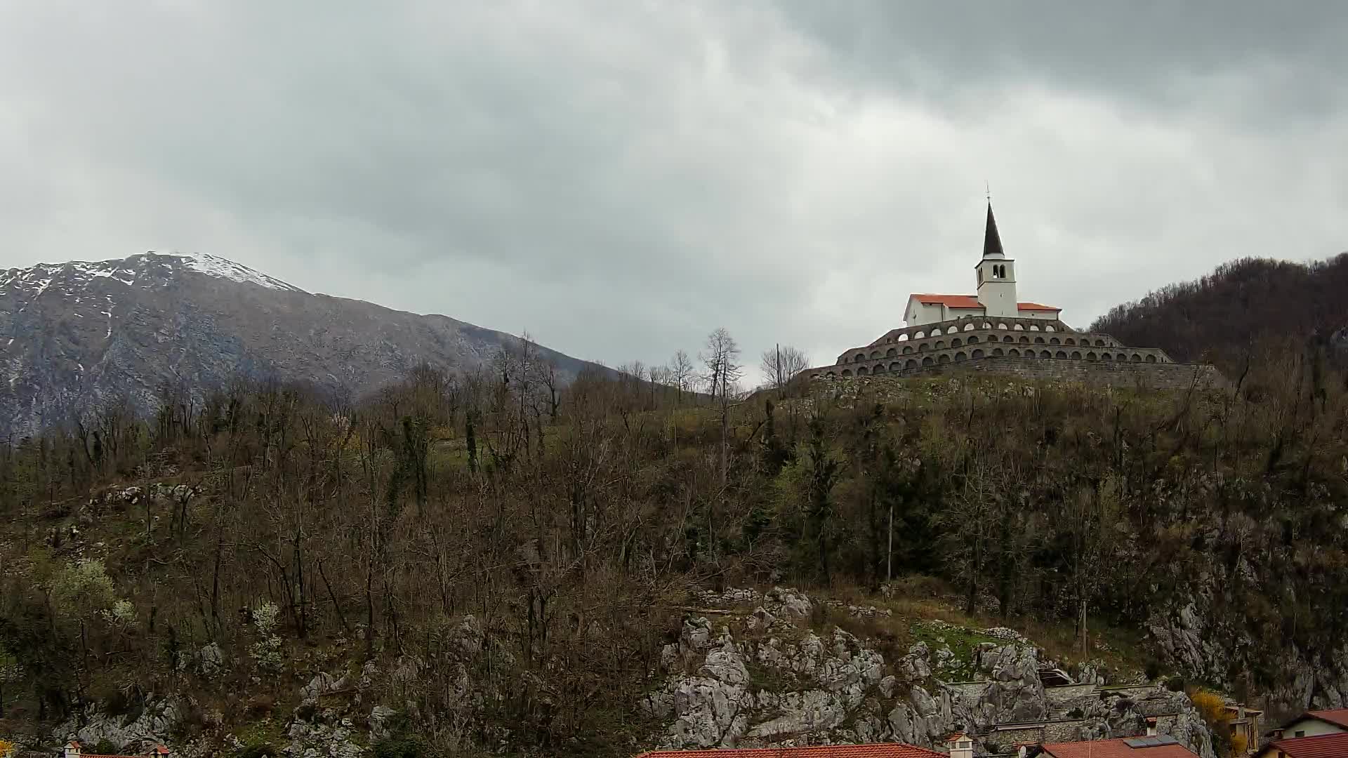 Web kamera Kobarida – Pogled na kosturnicu iz 1. svjetskog rata