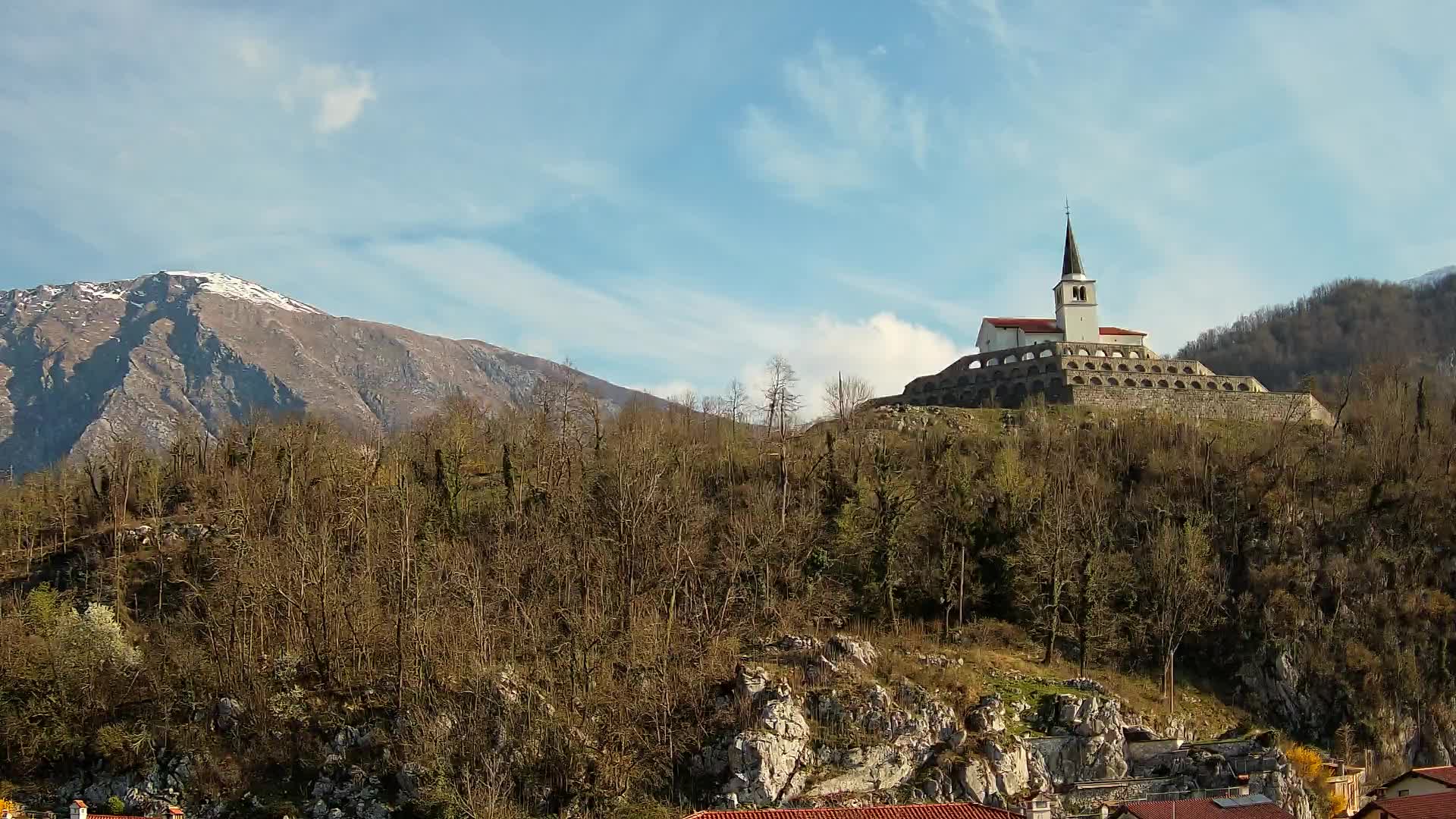 Kobarid Spletna kmera – Pogled na kostnico iz 1. svetovne vojne