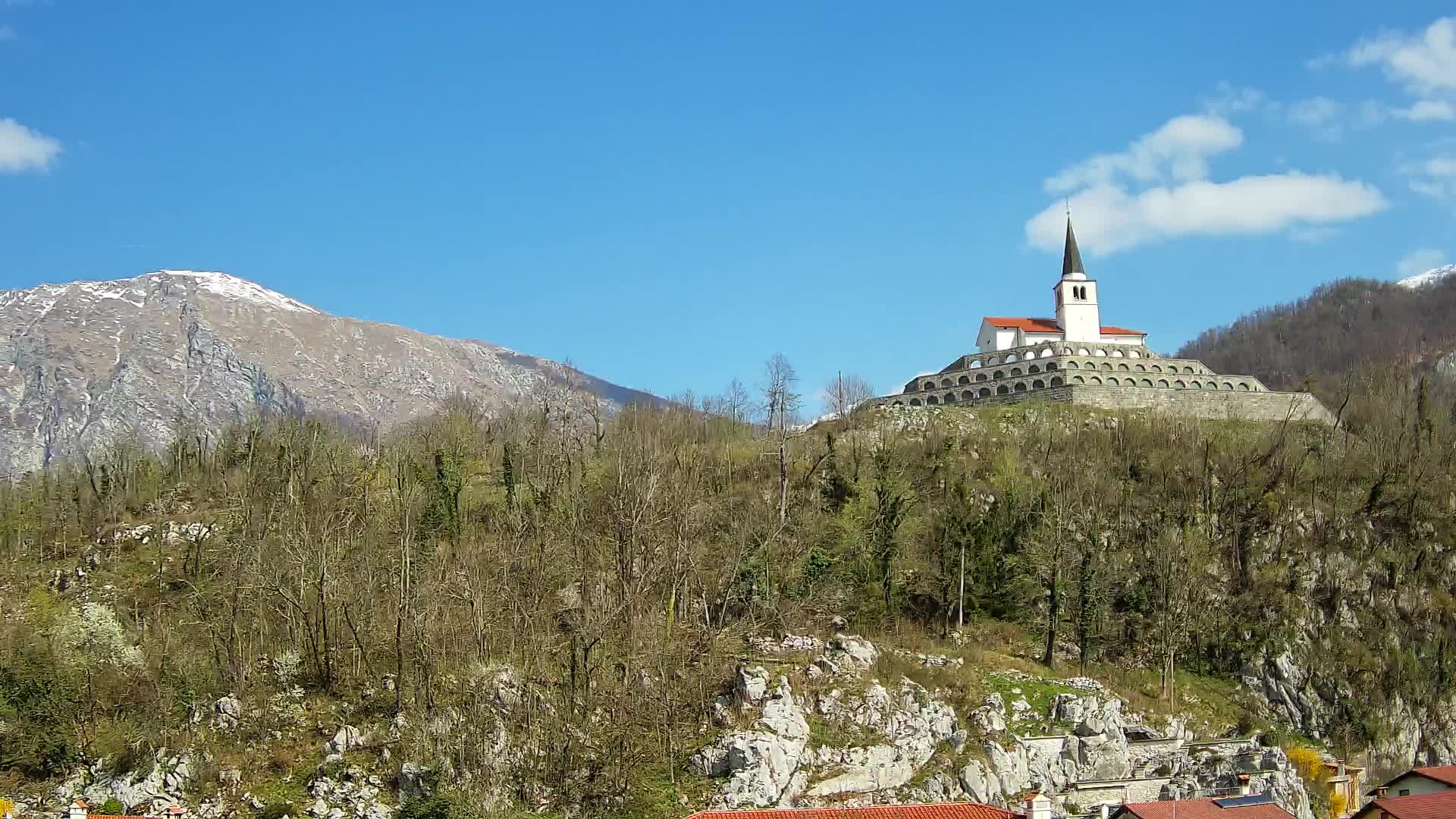 Web camera Kobarid – Vista a Charnel House de la 1ª guerra mundial