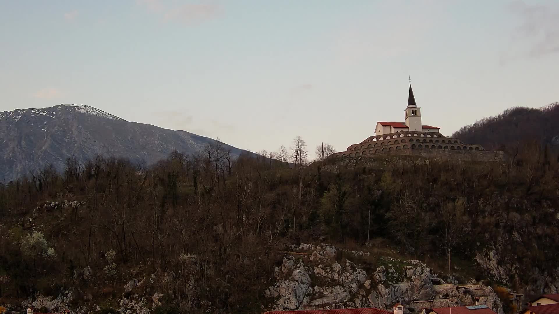 Web camera Kobarid – Vista a Charnel House de la 1ª guerra mundial