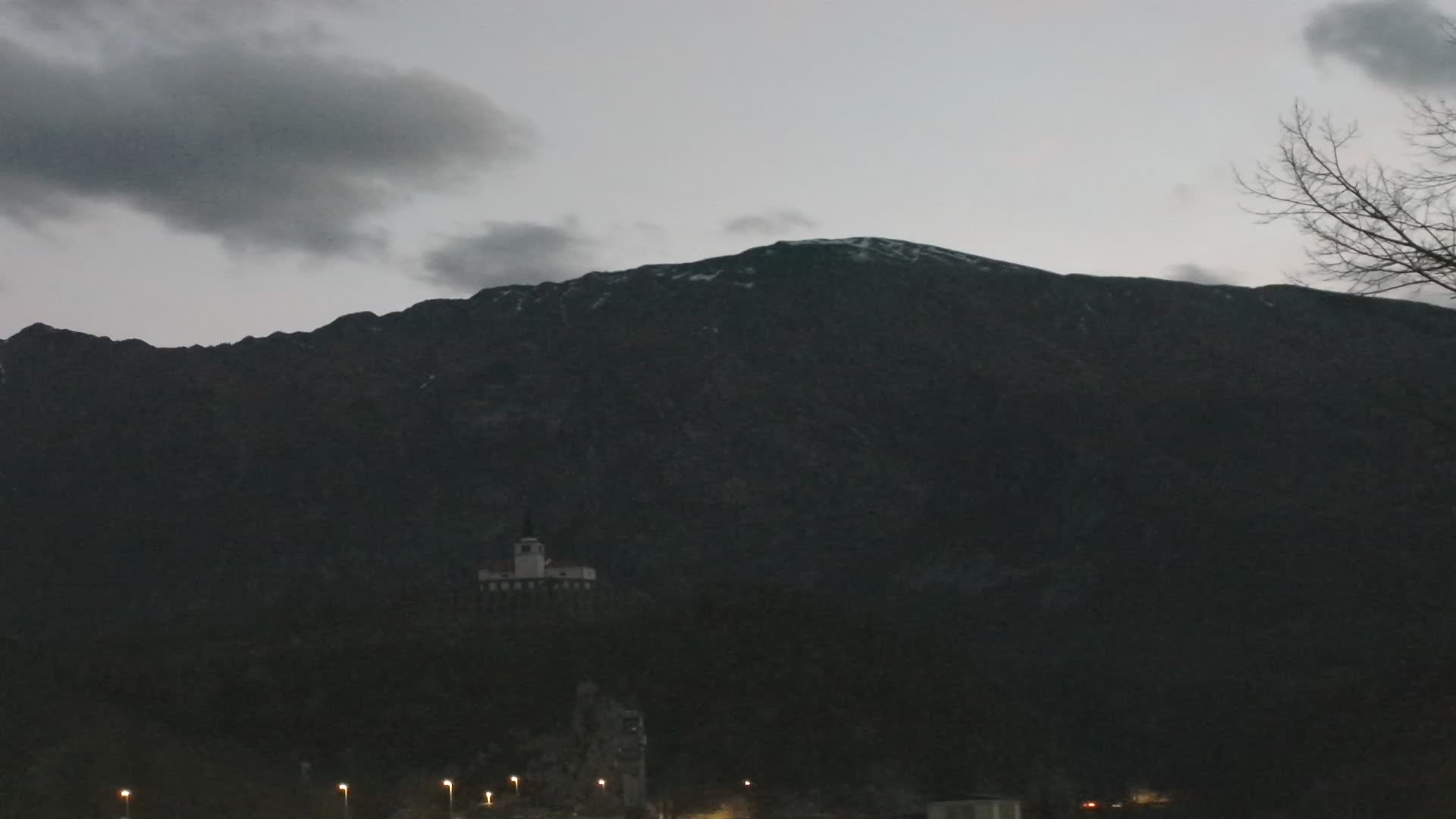 Web kamera Kobarida – Pogled na kosturnicu iz 1. svjetskog rata