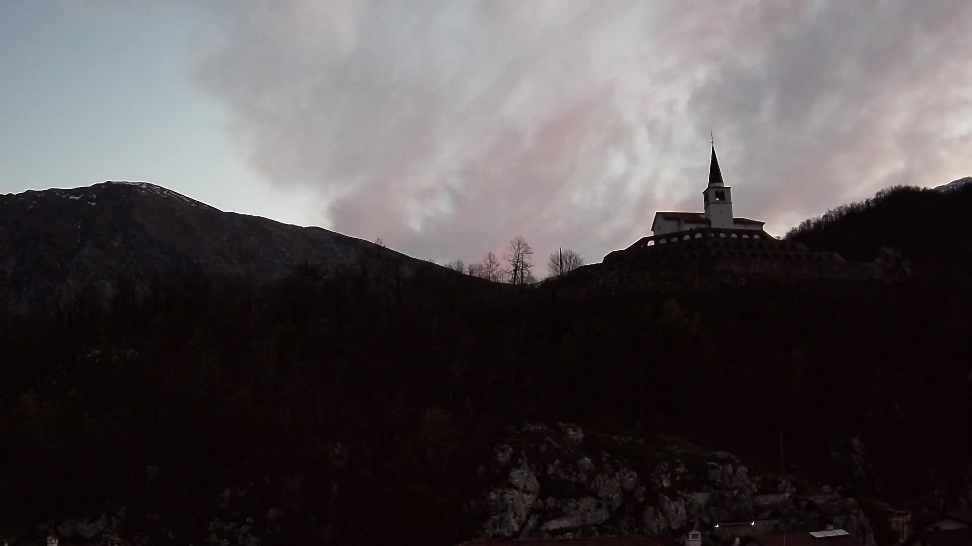 Web kamera Kobarida – Pogled na kosturnicu iz 1. svjetskog rata