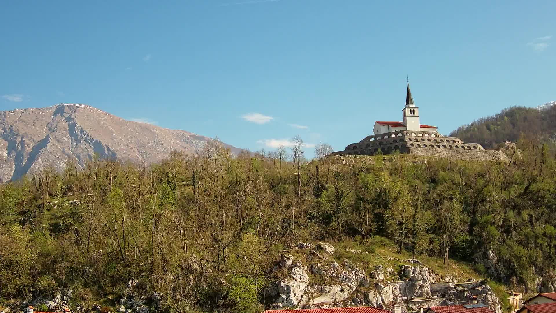 Kobarid Spletna kmera – Pogled na kostnico iz 1. svetovne vojne