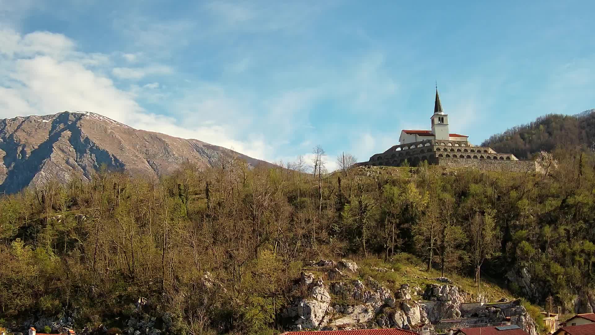 Kobarid Spletna kmera – Pogled na kostnico iz 1. svetovne vojne