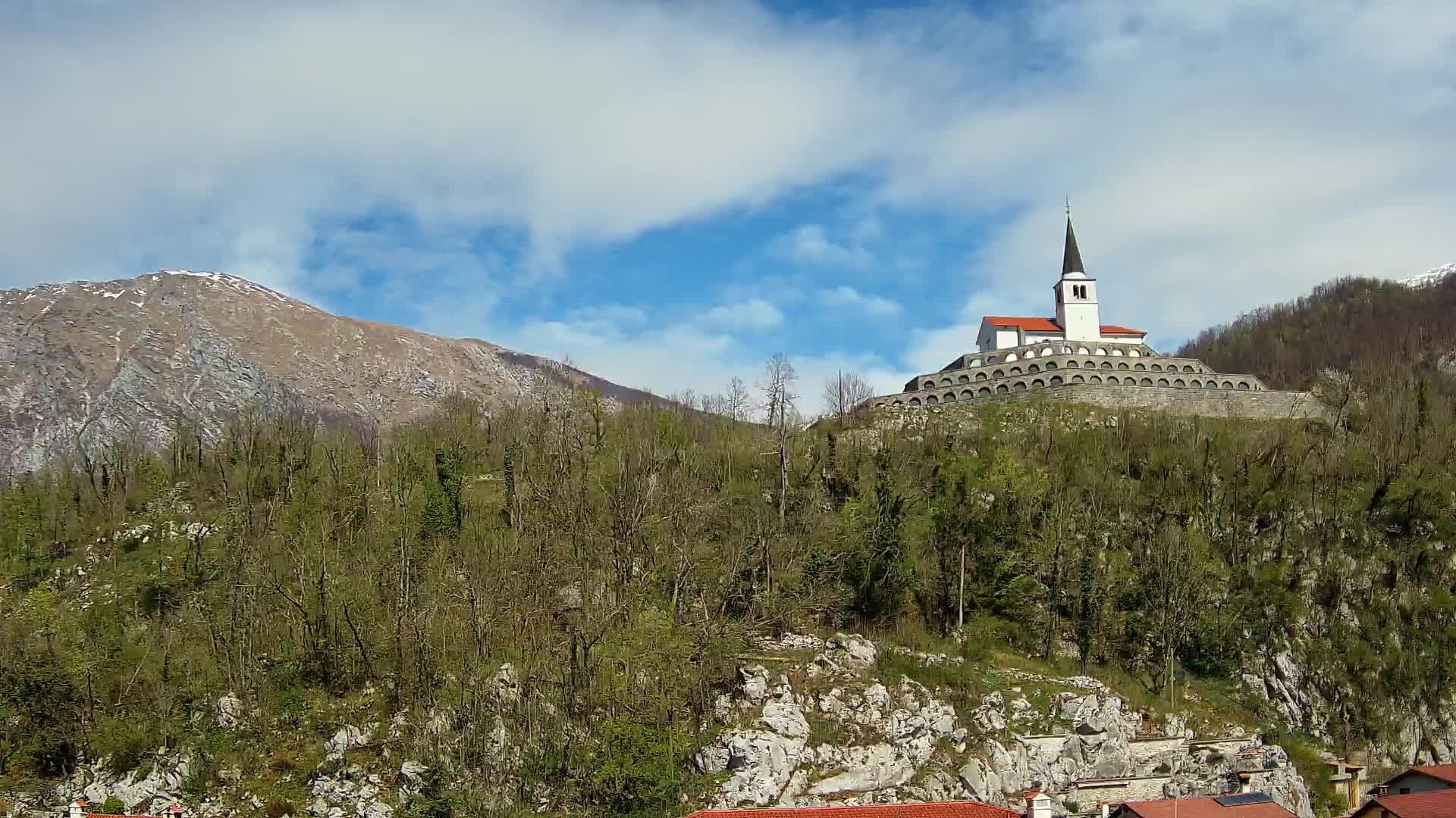 Web kamera Kobarida – Pogled na kosturnicu iz 1. svjetskog rata