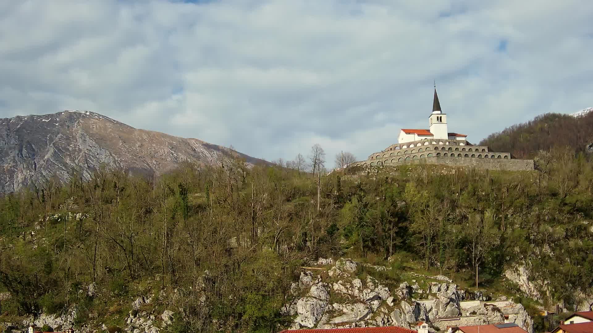 Kobarid Spletna kmera – Pogled na kostnico iz 1. svetovne vojne