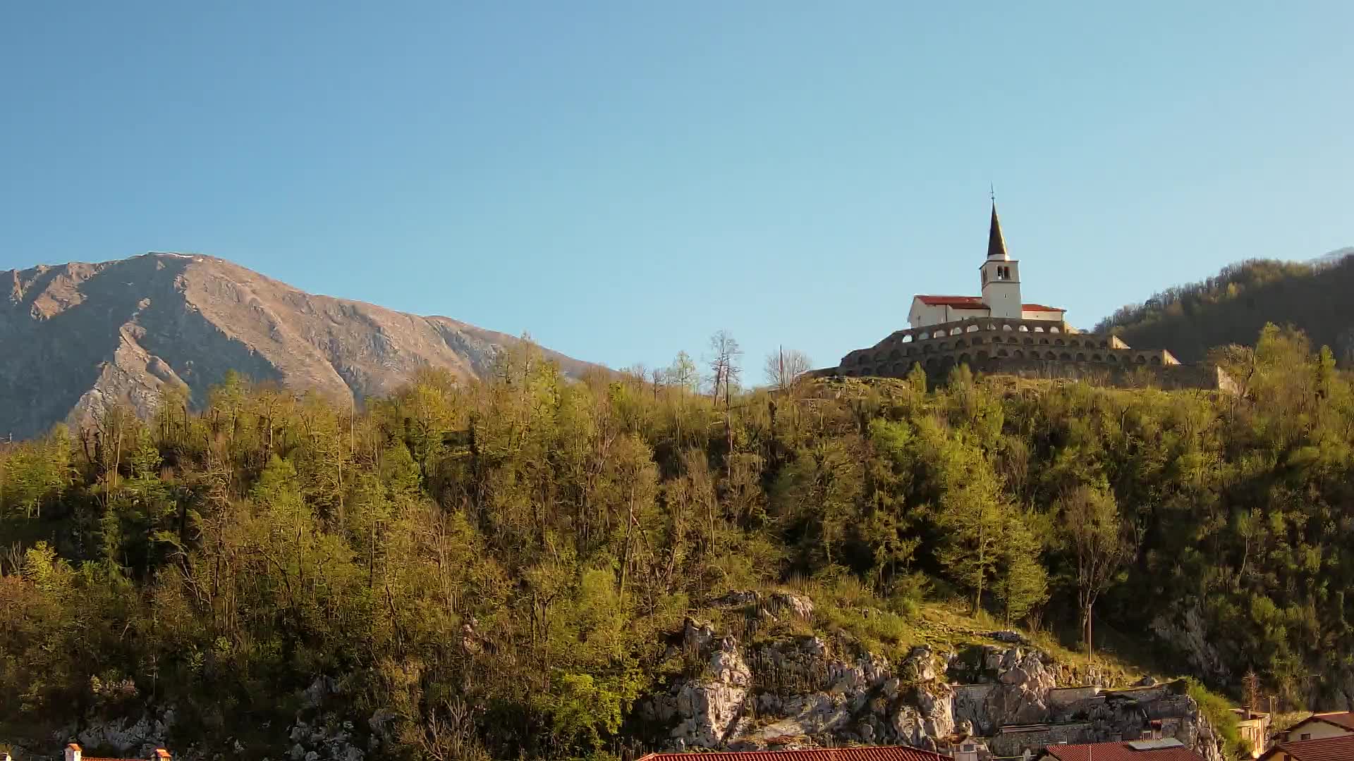 Web kamera Kobarida – Pogled na kosturnicu iz 1. svjetskog rata