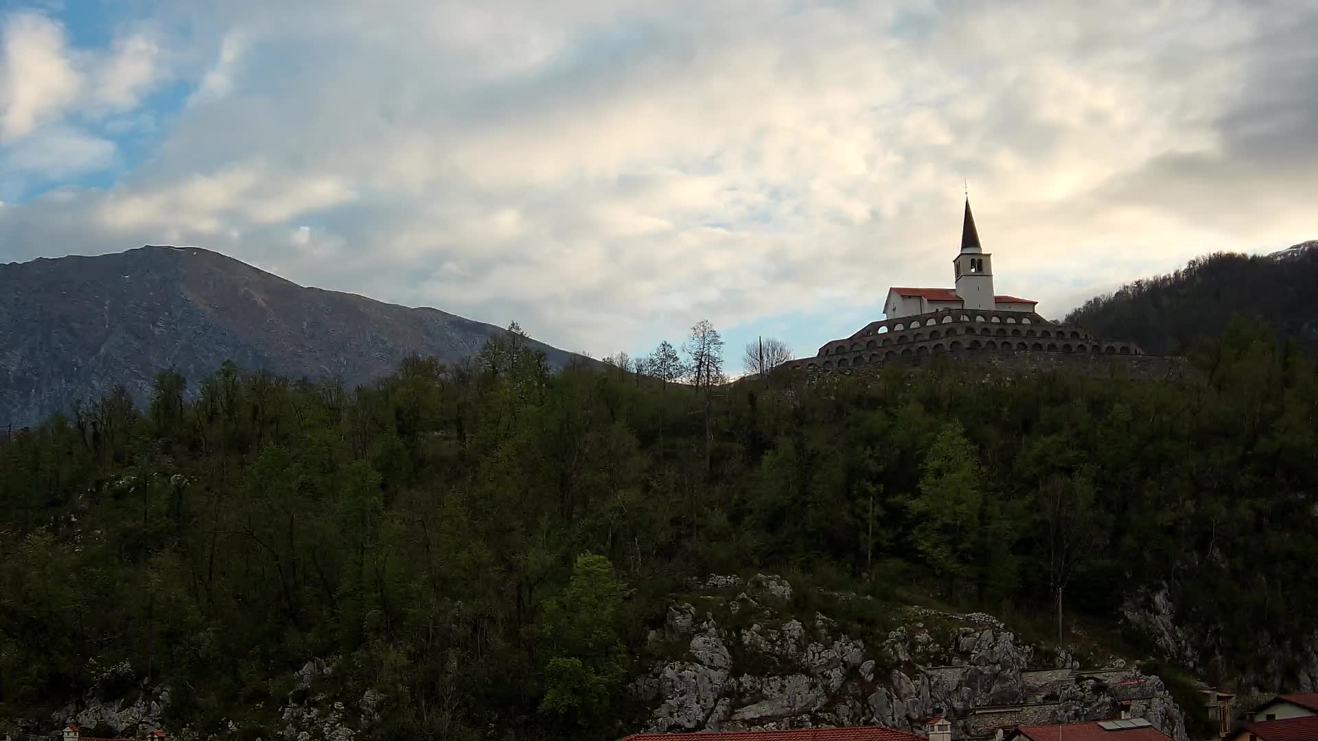 Kobarid-Webcam – Blick auf das Beinhaus aus dem 1. Weltkrieg