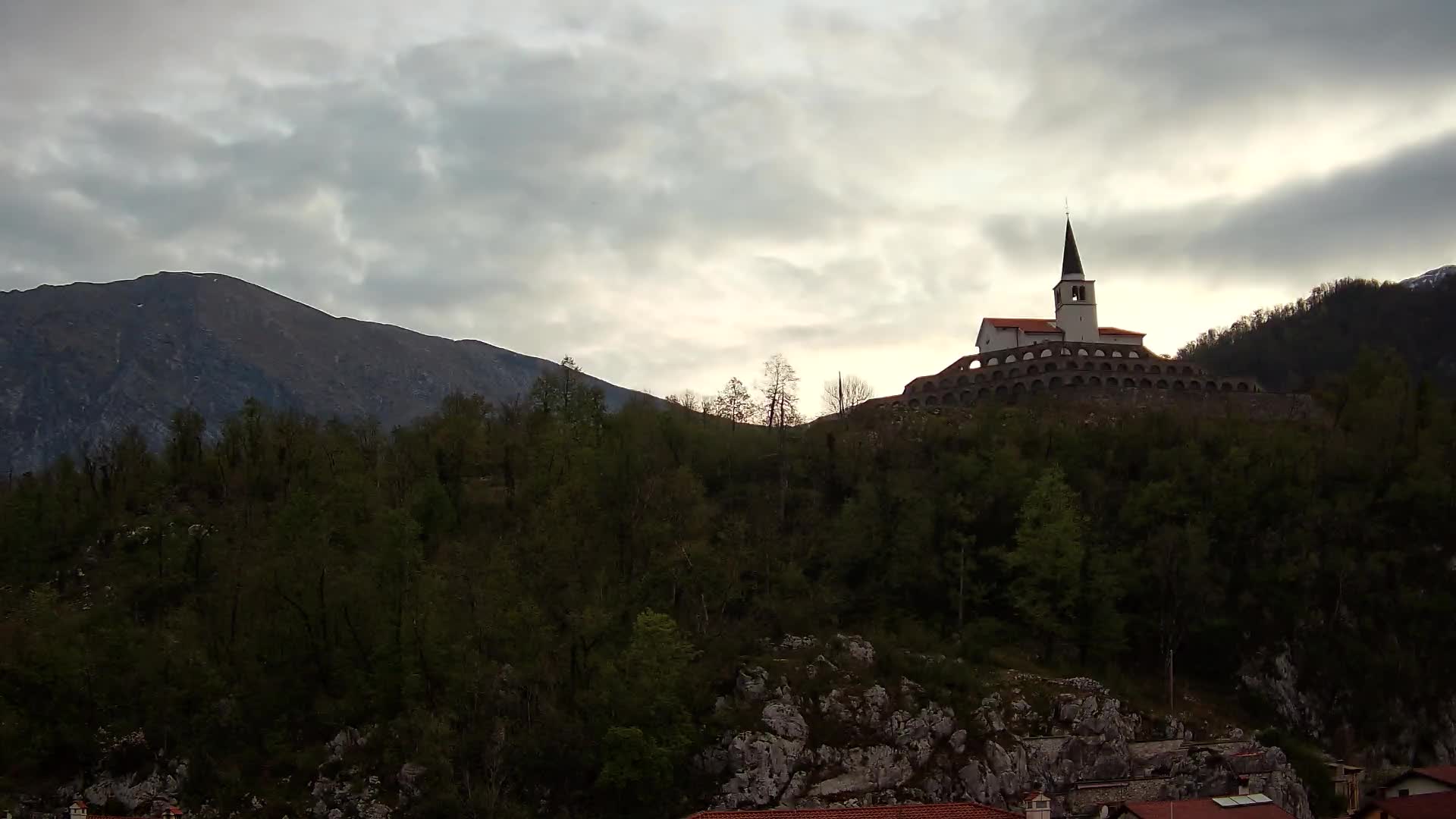 Kobarid Spletna kmera – Pogled na kostnico iz 1. svetovne vojne