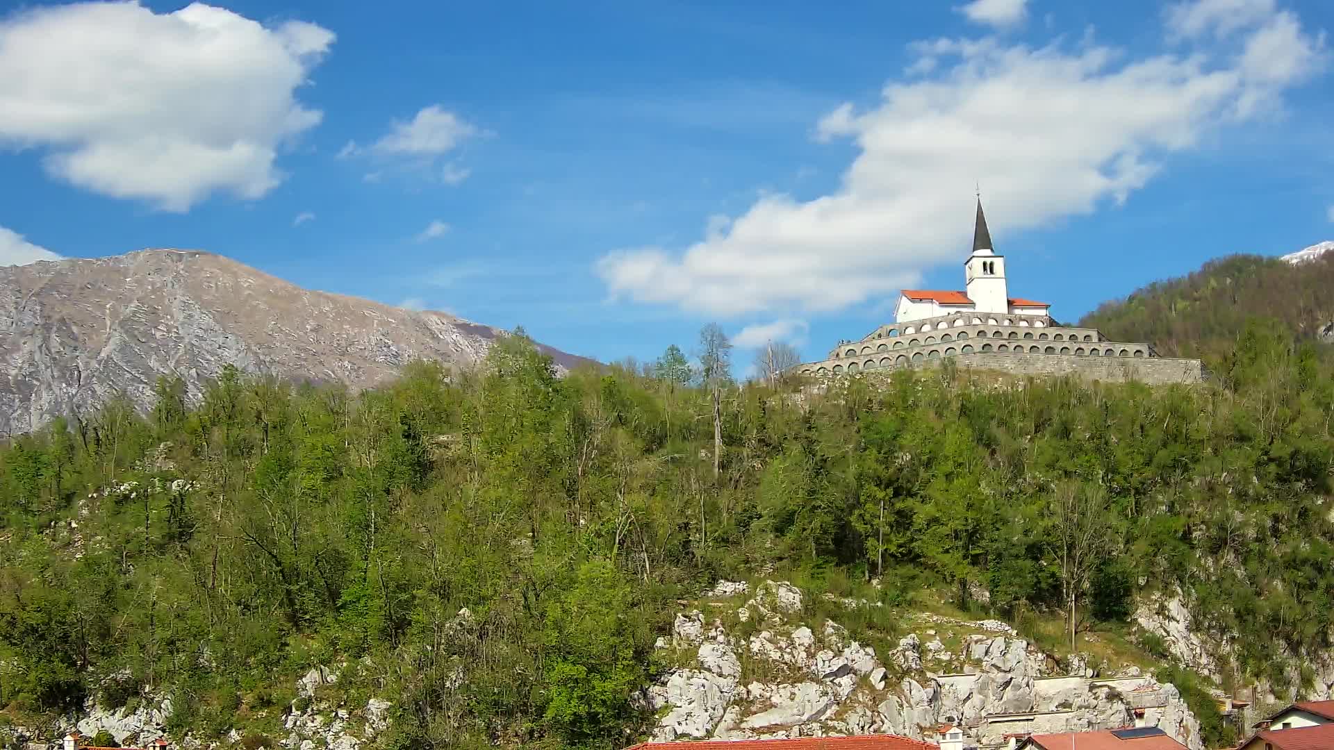 Web camera Kobarid – Vista a Charnel House de la 1ª guerra mundial