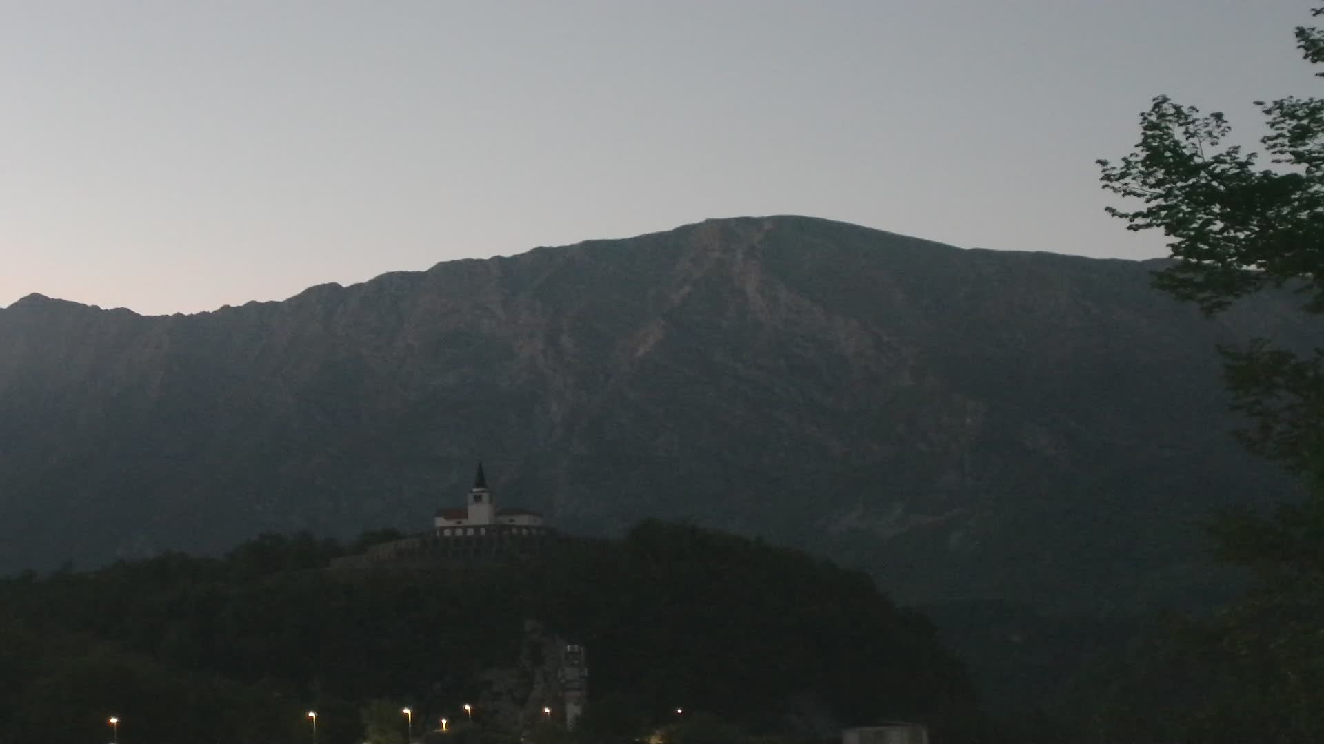 Web camera Kobarid – Vista a Charnel House de la 1ª guerra mundial