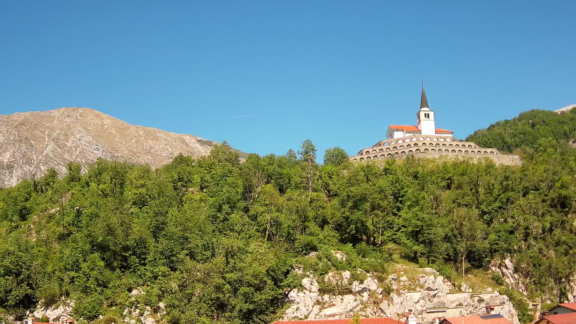 Kobarid-Webcam – Blick auf das Beinhaus aus dem 1. Weltkrieg