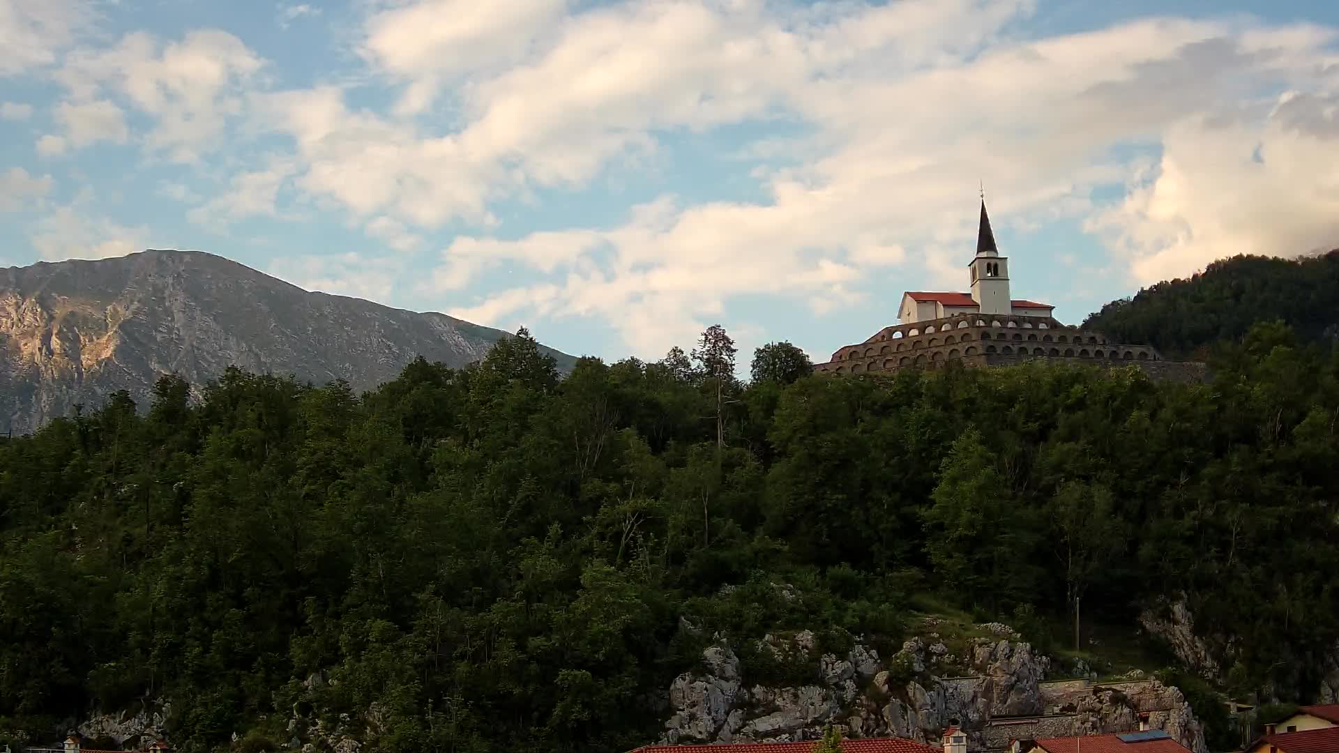 Kobarid Spletna kmera – Pogled na kostnico iz 1. svetovne vojne