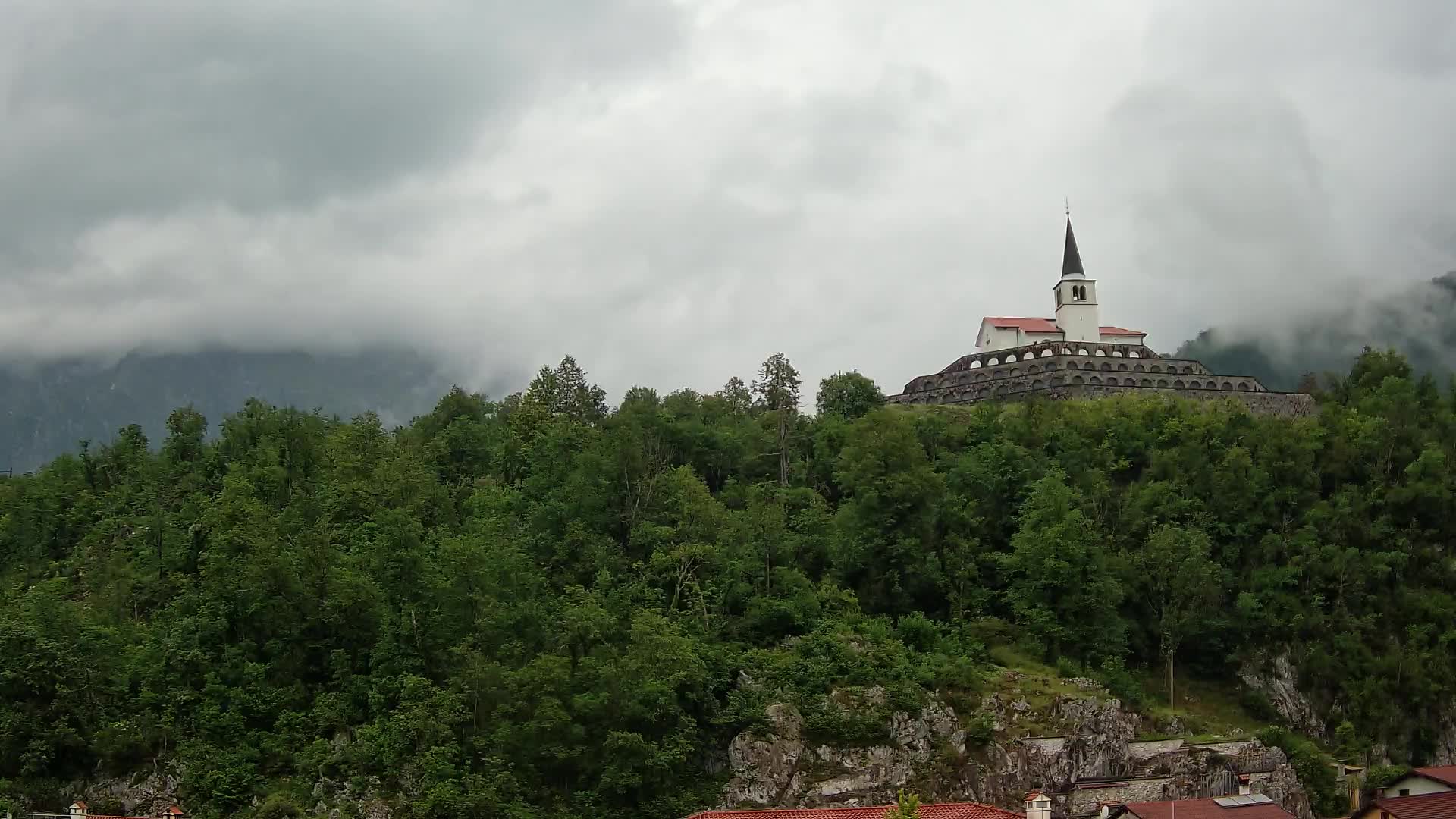 Web kamera Kobarida – Pogled na kosturnicu iz 1. svjetskog rata