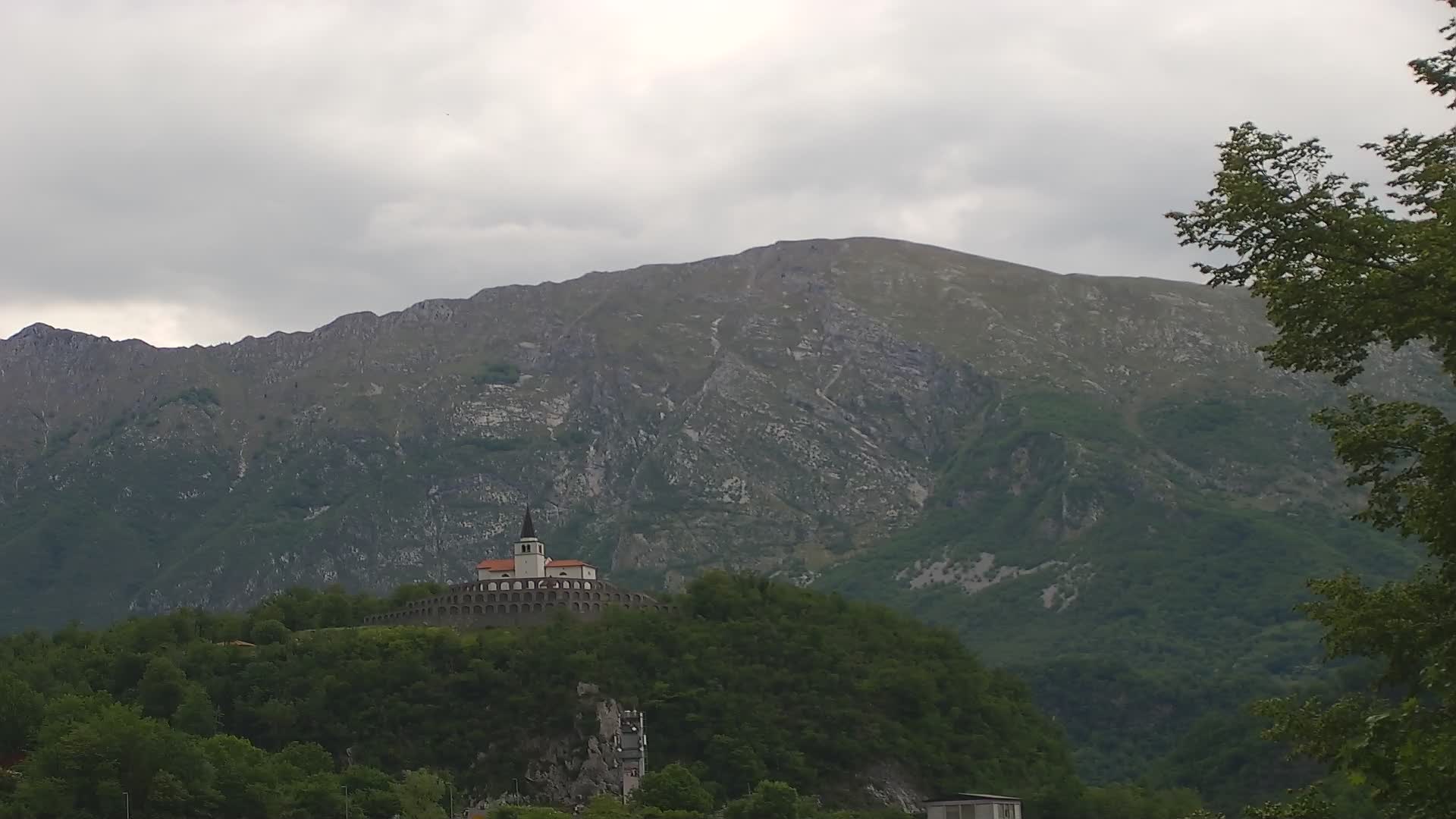 Web kamera Kobarida – Pogled na kosturnicu iz 1. svjetskog rata