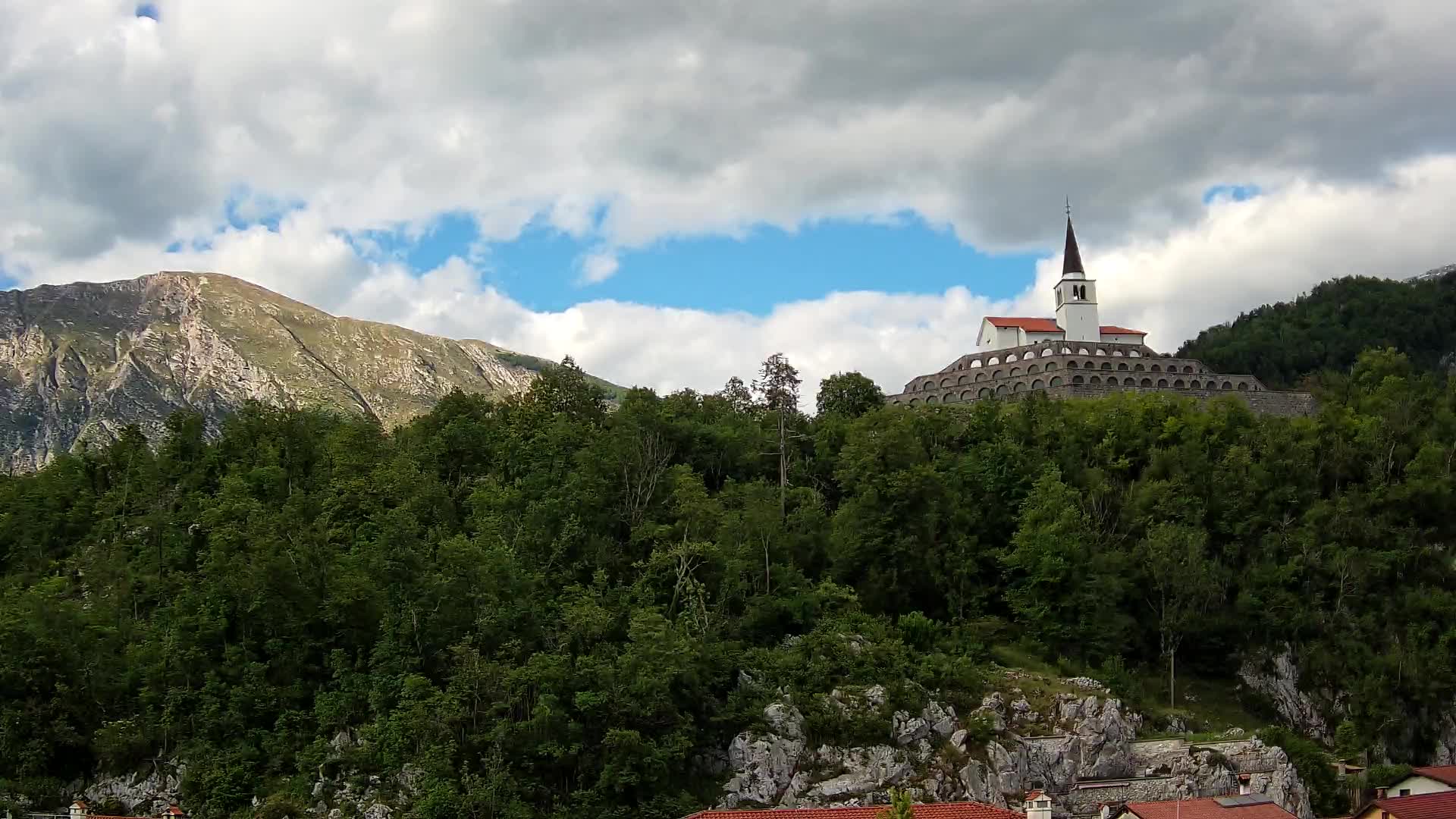 Kobarid Spletna kmera – Pogled na kostnico iz 1. svetovne vojne