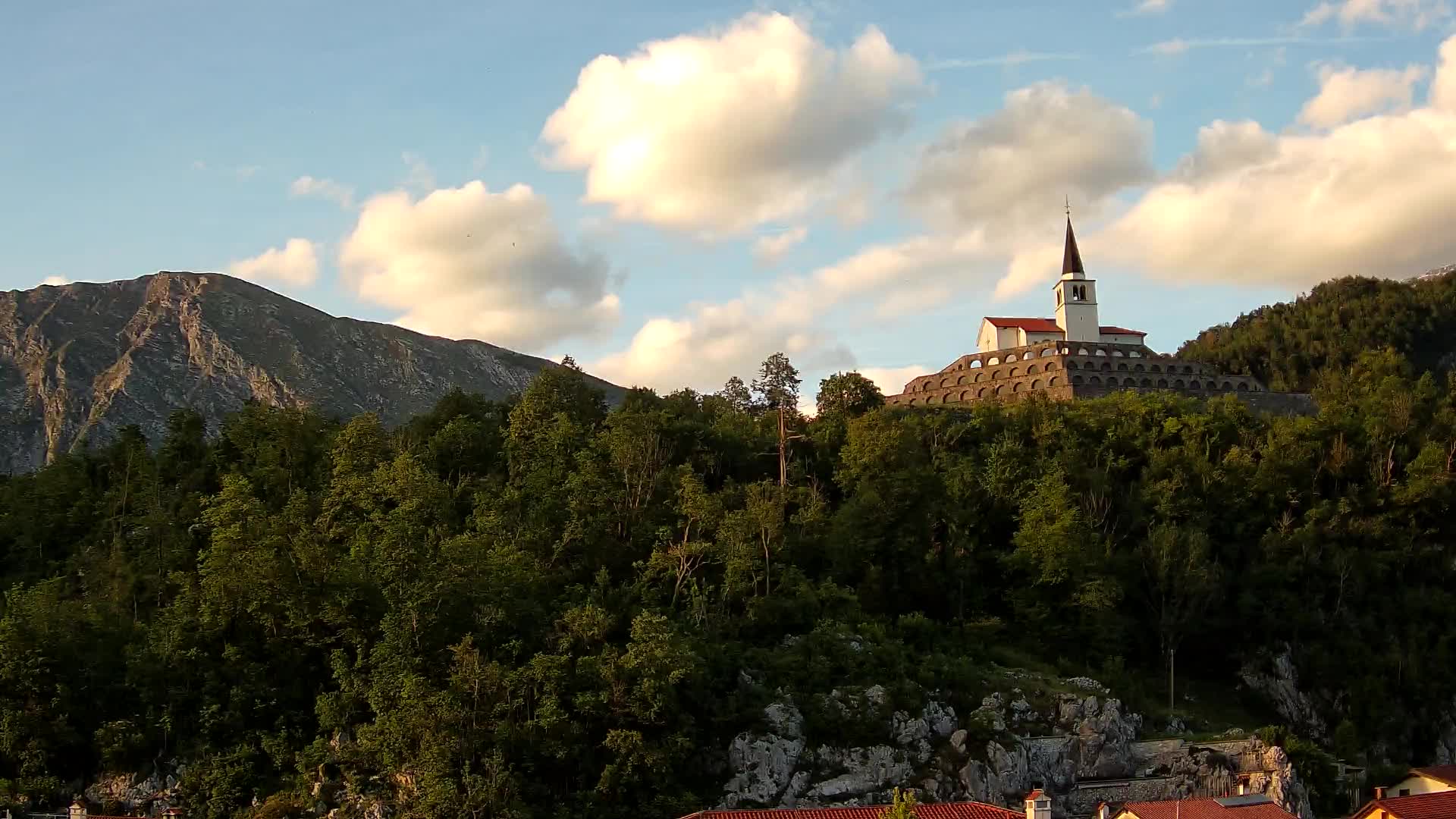 Kobarid-Webcam – Blick auf das Beinhaus aus dem 1. Weltkrieg