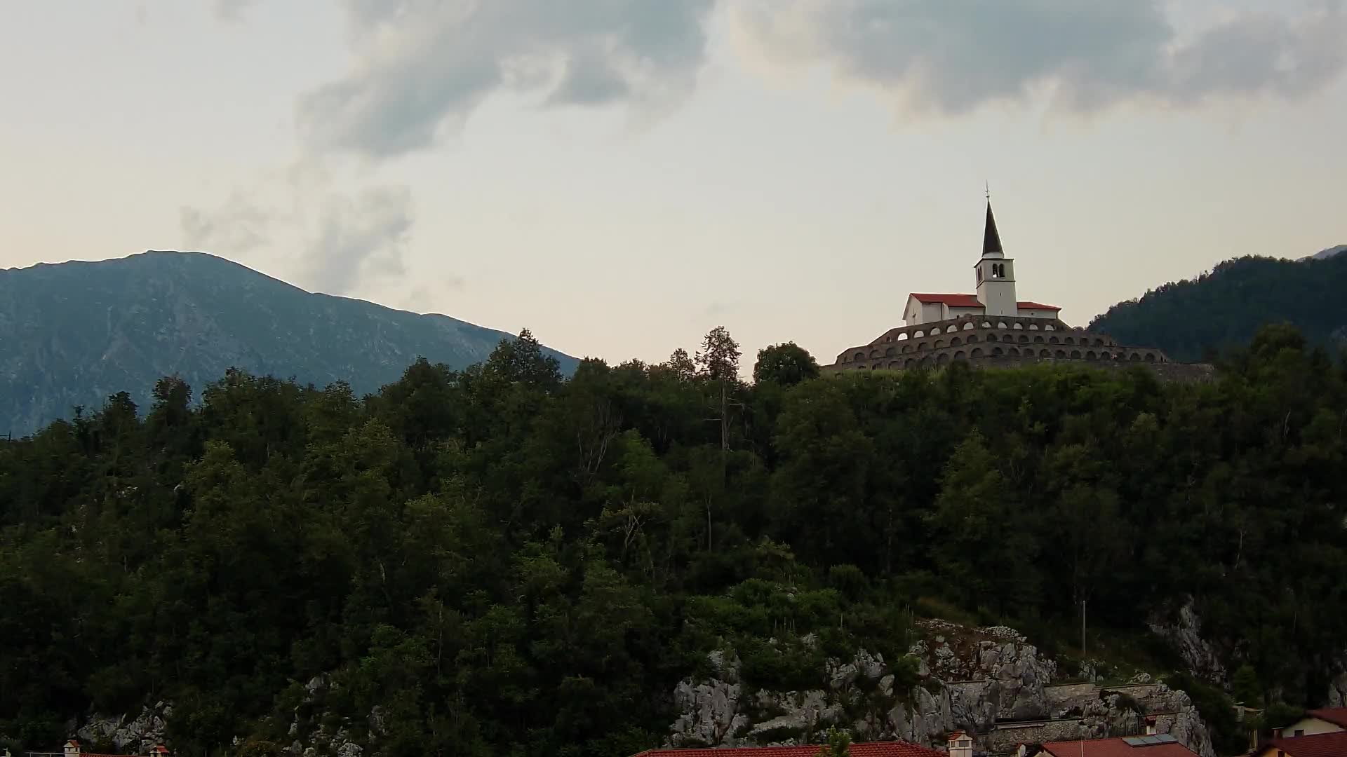 Web kamera Kobarida – Pogled na kosturnicu iz 1. svjetskog rata