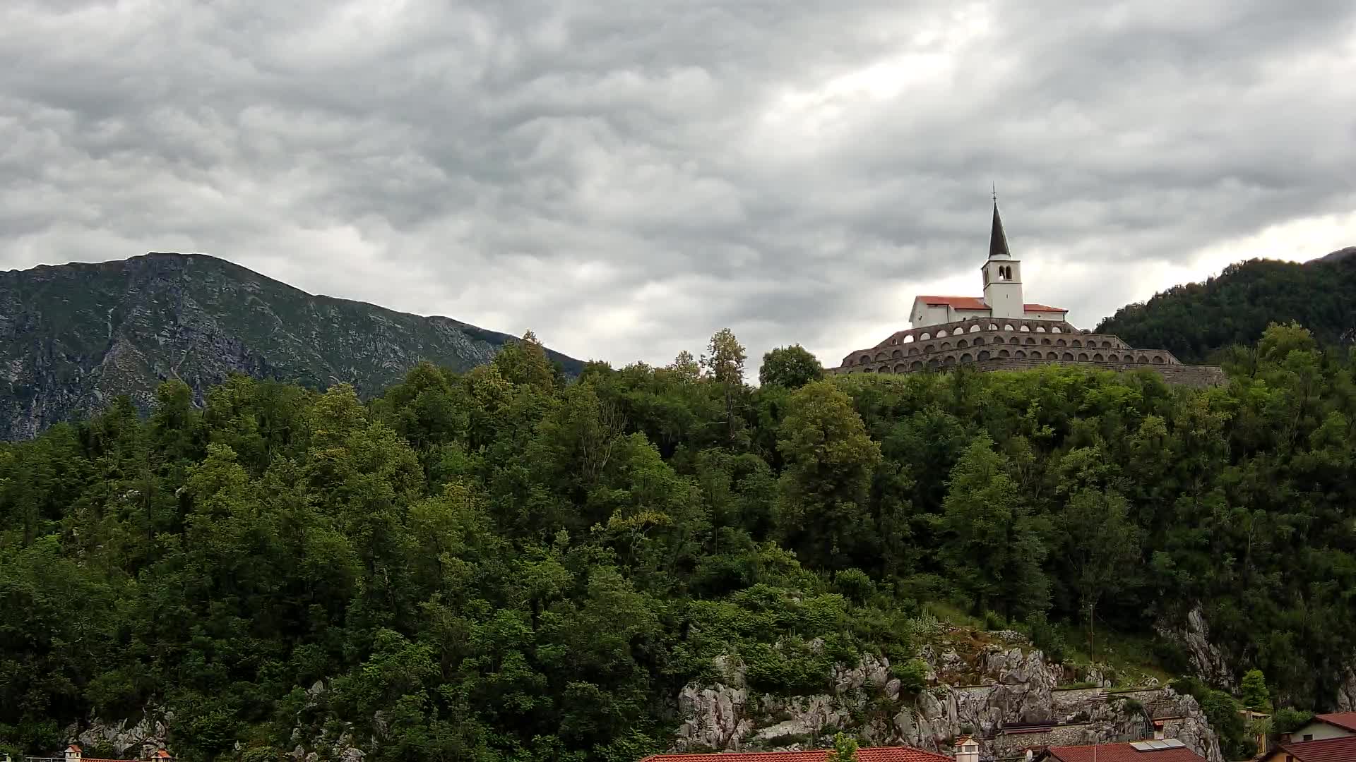 Kobarid-Webcam – Blick auf das Beinhaus aus dem 1. Weltkrieg