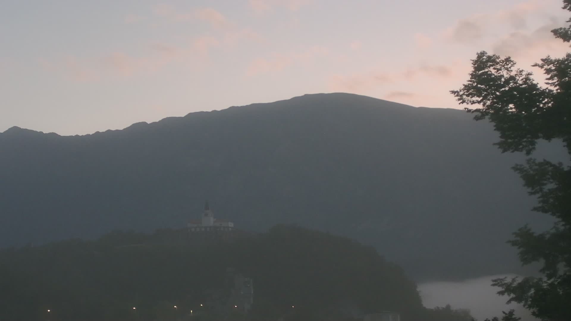 Kobarid Spletna kmera – Pogled na kostnico iz 1. svetovne vojne