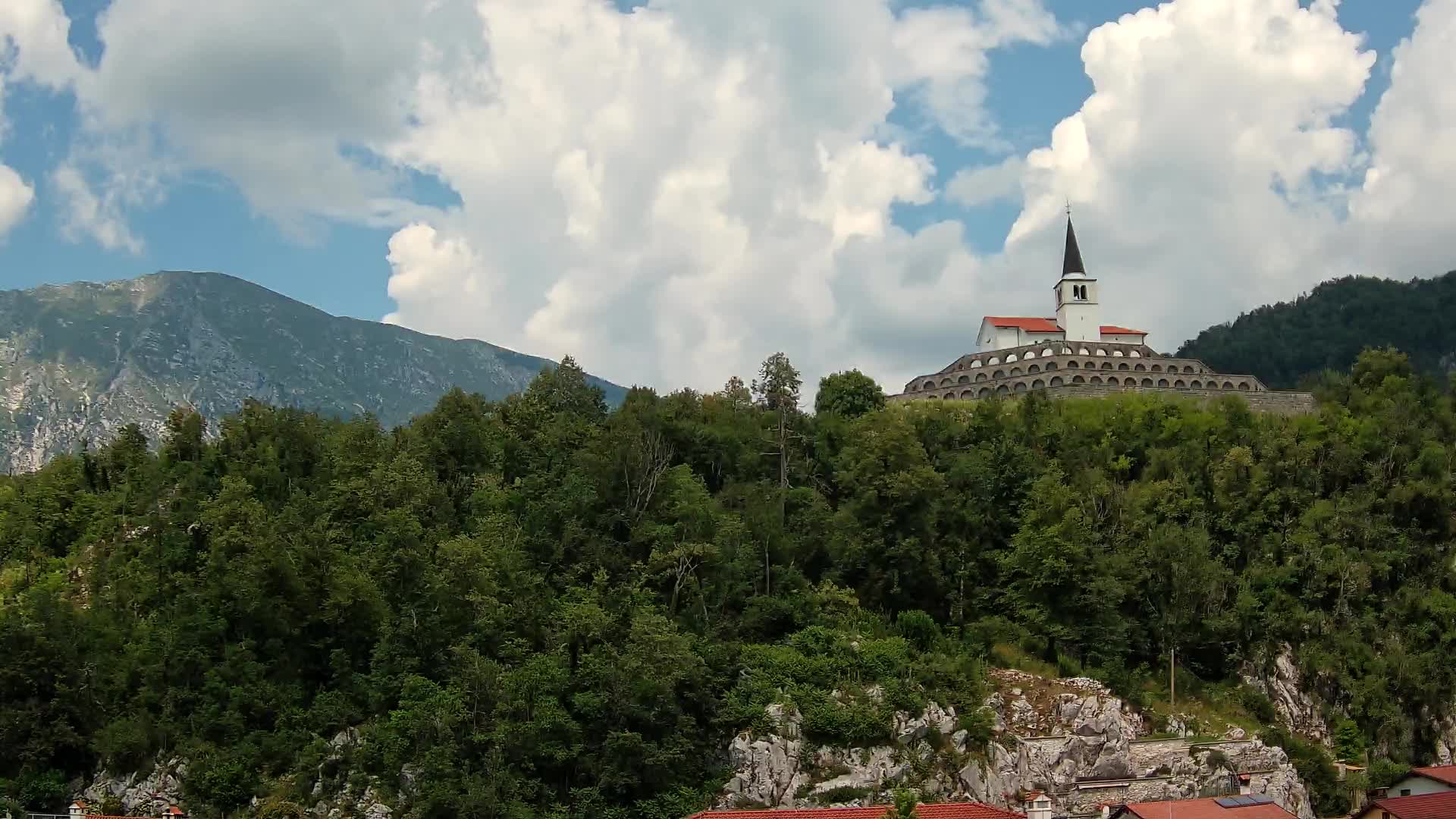 Kobarid-Webcam – Blick auf das Beinhaus aus dem 1. Weltkrieg