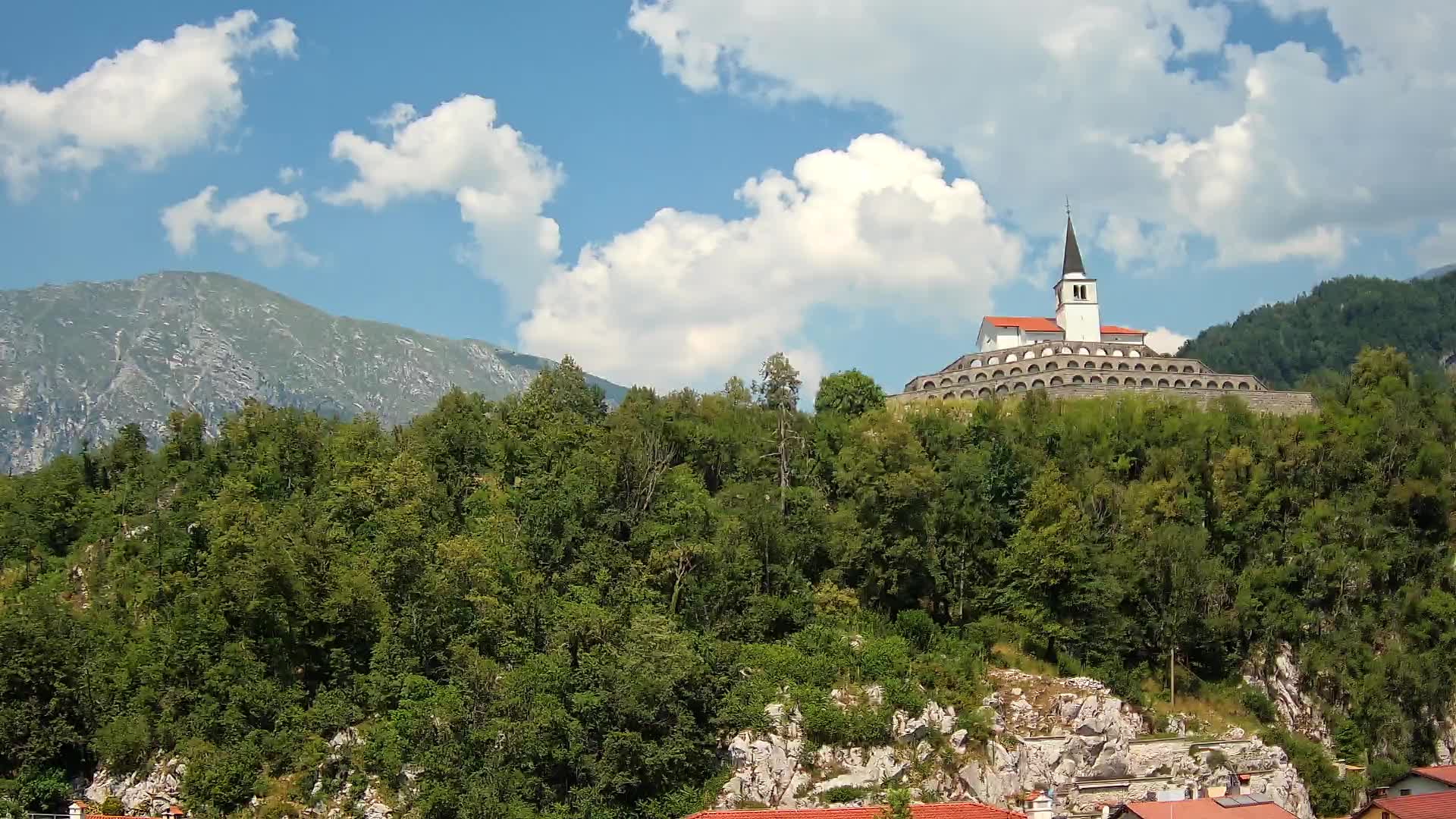 Web kamera Kobarida – Pogled na kosturnicu iz 1. svjetskog rata