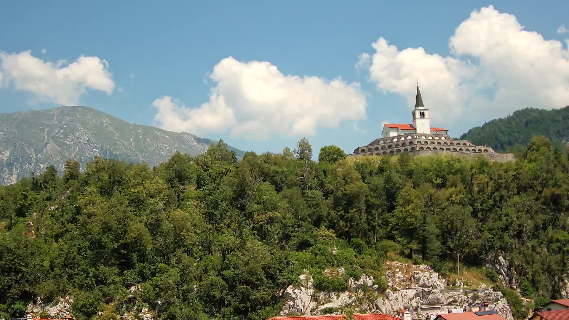 Web kamera Kobarida – Pogled na kosturnicu iz 1. svjetskog rata