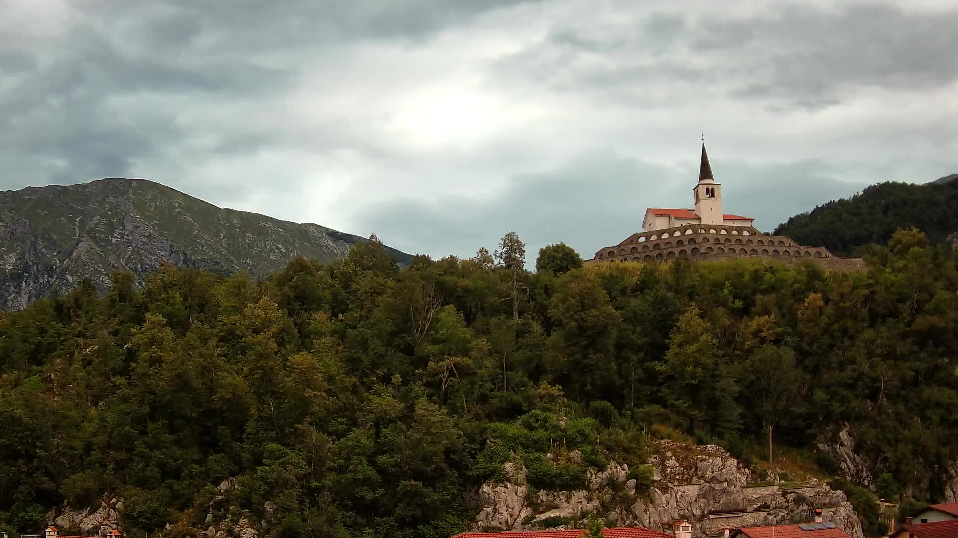 Kobarid-Webcam – Blick auf das Beinhaus aus dem 1. Weltkrieg