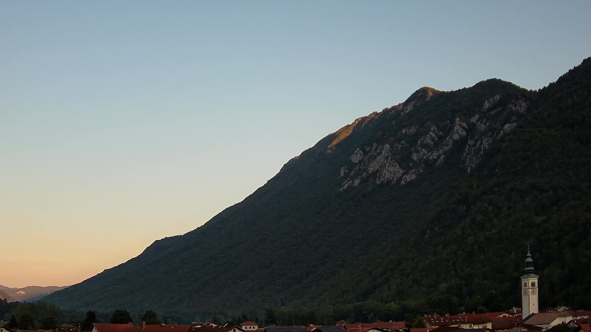 Kobarid Spletna kmera – Pogled na kostnico iz 1. svetovne vojne