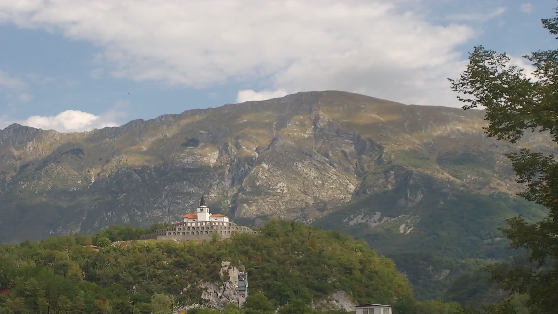 Kobarid-Webcam – Blick auf das Beinhaus aus dem 1. Weltkrieg
